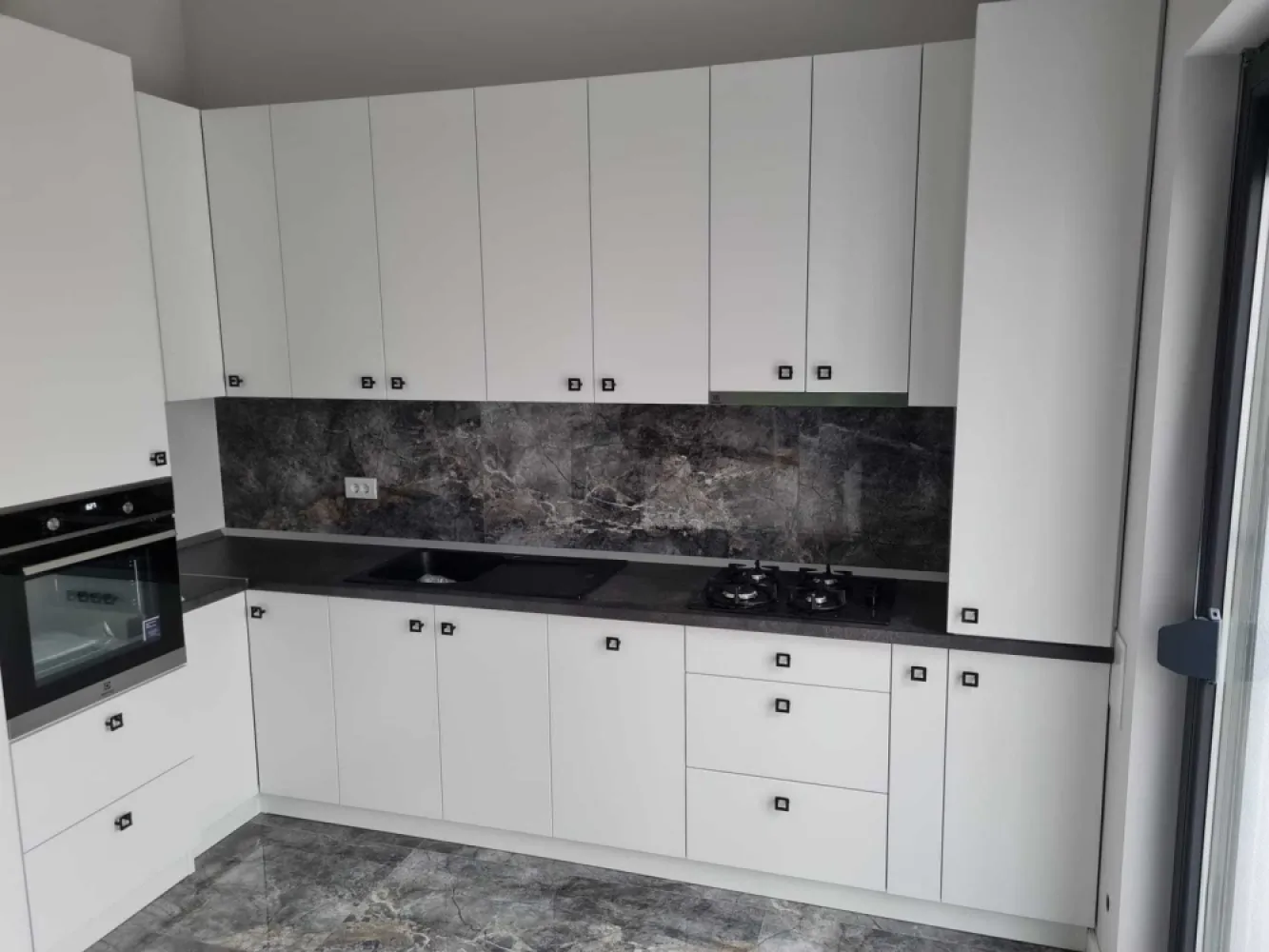 Penthouse M16_ 88mp_ bloc nou_loc parcare_partial mobilat_terasa 41 mp - Vând Penthouse in Micro 16 , zona liniștită, lângă dig-Strada Gellért Sandor. Apartamentul este compus din 2 dormitoare ( dintre care unul are dressing si baie proprie) , 2 bai, 1 living cu bucătărie open space, complet utilata, terasa, încălzire in pardoseala, jaluzele exterioare din aluminiu, loc de parcare in curte, inclus in CF, lift, toate utilitățile Apartamentul are suprafața utila de 88,7mp, iar terasa 41,3mp.