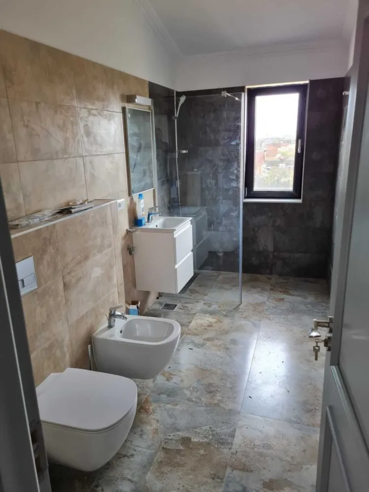 Penthouse M16_ 88mp_ bloc nou_loc parcare_partial mobilat_terasa 41 mp - Vând Penthouse in Micro 16 , zona liniștită, lângă dig-Strada Gellért Sandor. Apartamentul este compus din 2 dormitoare ( dintre care unul are dressing si baie proprie) , 2 bai, 1 living cu bucătărie open space, complet utilata, terasa, încălzire in pardoseala, jaluzele exterioare din aluminiu, loc de parcare in curte, inclus in CF, lift, toate utilitățile Apartamentul are suprafața utila de 88,7mp, iar terasa 41,3mp.