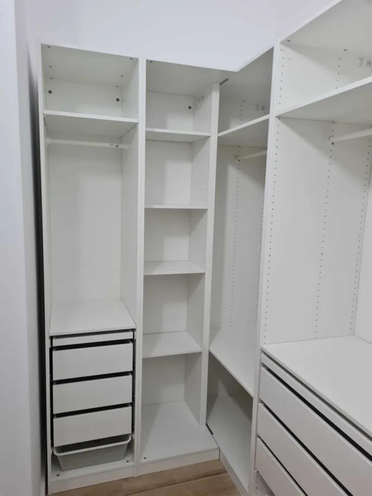 Penthouse M16_ 88mp_ bloc nou_loc parcare_partial mobilat_terasa 41 mp - Vând Penthouse in Micro 16 , zona liniștită, lângă dig-Strada Gellért Sandor. Apartamentul este compus din 2 dormitoare ( dintre care unul are dressing si baie proprie) , 2 bai, 1 living cu bucătărie open space, complet utilata, terasa, încălzire in pardoseala, jaluzele exterioare din aluminiu, loc de parcare in curte, inclus in CF, lift, toate utilitățile Apartamentul are suprafața utila de 88,7mp, iar terasa 41,3mp.