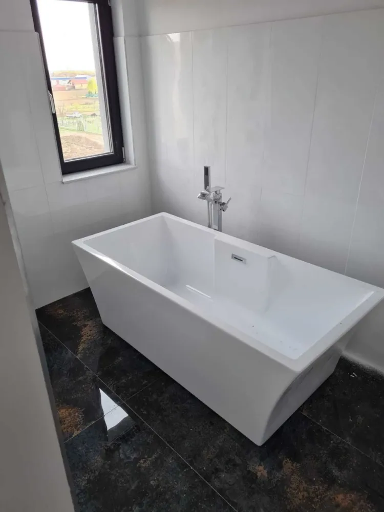 Penthouse M16_ 88mp_ bloc nou_loc parcare_partial mobilat_terasa 41 mp - Vând Penthouse in Micro 16 , zona liniștită, lângă dig-Strada Gellért Sandor. Apartamentul este compus din 2 dormitoare ( dintre care unul are dressing si baie proprie) , 2 bai, 1 living cu bucătărie open space, complet utilata, terasa, încălzire in pardoseala, jaluzele exterioare din aluminiu, loc de parcare in curte, inclus in CF, lift, toate utilitățile Apartamentul are suprafața utila de 88,7mp, iar terasa 41,3mp.