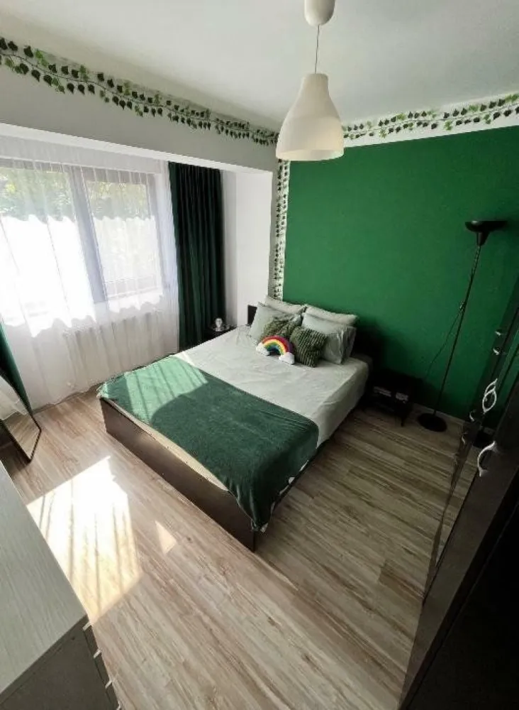 Apartament 2 camere, 49mp, cu balcon şi parcare - Apartament complet mobilat liber de la 15 Septembrie. -Electrocasnice Samsung -aer condiţionat -masina de spălat rufe -televizor -wi-fi -loc de parcare -balcon Nu se acceptă animale, sorry :(