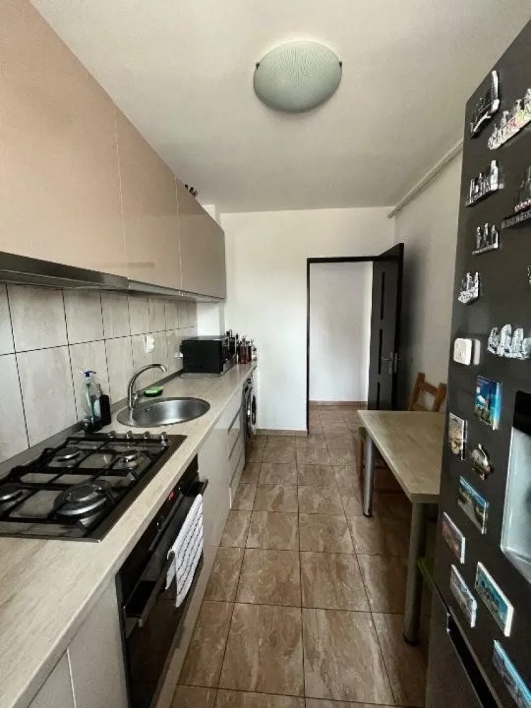 Apartament 2 camere, 49mp, cu balcon şi parcare - Apartament complet mobilat liber de la 15 Septembrie. -Electrocasnice Samsung -aer condiţionat -masina de spălat rufe -televizor -wi-fi -loc de parcare -balcon Nu se acceptă animale, sorry :(