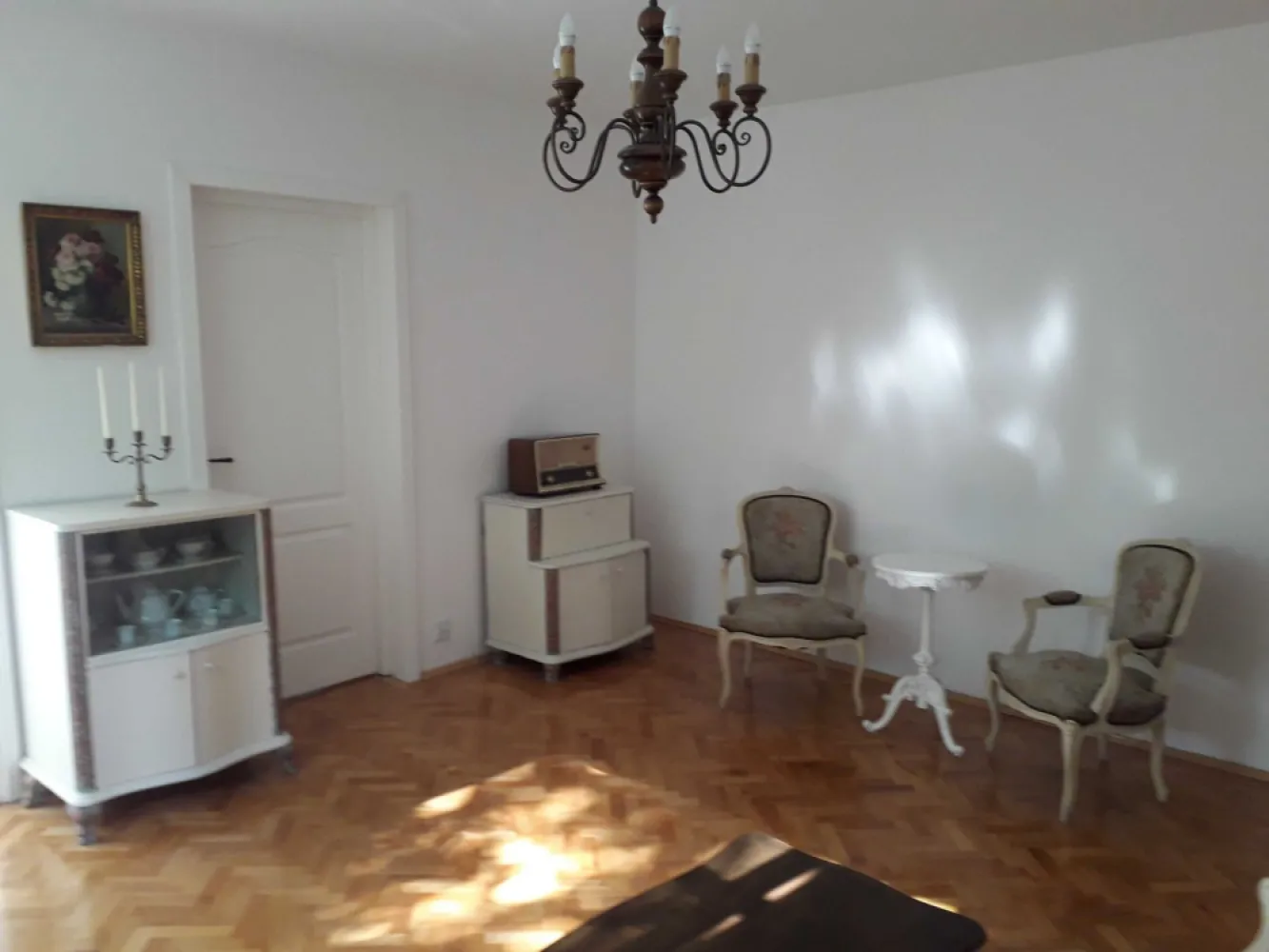 Proprietar, inchiriez apartament 2 camere Titan metrou - Proprietar inchirez apartament 2 camere complet renovat, mobilat de lux stil shabby chic, situat la 3 minute de statia de metrou Titan si de parcul IOR. Zona verde, balcon deschis, ferestre noi cu tamplarie din lemn, parchet lemn masiv, masina de spalat whirpool noua. Aproape de scoala 195 si de restaurantul Allegro. Apartamentul se preteaza pentru 1-2 persoane. Pe canapeaua din sufragerie nu se poate dormi. Nefumatori. Fara animale. Se percepe o luna garantie si o luna avans. Exclus agentii.
