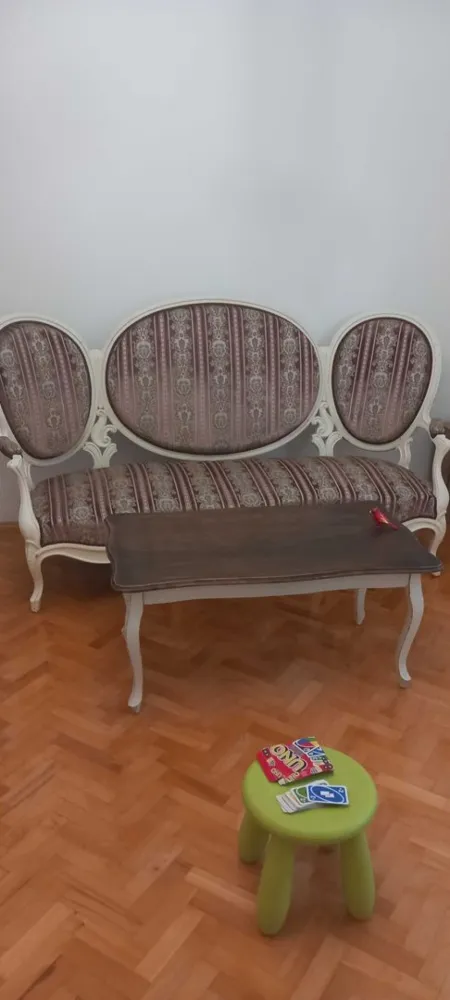 Proprietar, inchiriez apartament 2 camere Titan metrou - Proprietar inchirez apartament 2 camere complet renovat, mobilat de lux stil shabby chic, situat la 3 minute de statia de metrou Titan si de parcul IOR. Zona verde, balcon deschis, ferestre noi cu tamplarie din lemn, parchet lemn masiv, masina de spalat whirpool noua. Aproape de scoala 195 si de restaurantul Allegro. Apartamentul se preteaza pentru 1-2 persoane. Pe canapeaua din sufragerie nu se poate dormi. Nefumatori. Fara animale. Se percepe o luna garantie si o luna avans. Exclus agentii.