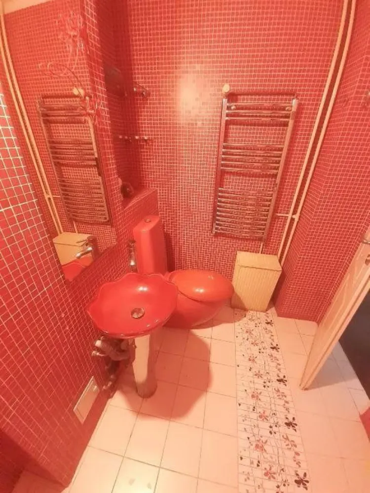 Proprietar închiriez 2 camere lux - 2 camere 45mp, parchet masiv, granit, mobila Mobexpert, a 2a închiriere. Aragazul se montează nou. NU LUCREZ CU AG IMOBILIARI. 1+1 chirie. Dristor 2 min de la metrou