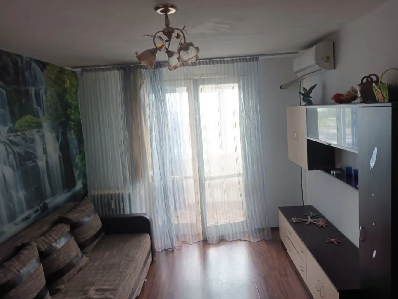 Apartament cu 2 camere de închiriat (Titan) - Apartament 2 camere decomandat zona titan etajul 10 .52 mp mobilat utilat la 5 min de metrou cu boiler ..350 E garantia plus luna în curs ... 07******60 sau 07******89 Dana