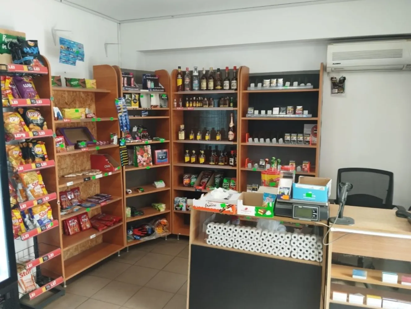 Grand Arena - Bberceni - Proprietar, vand spatiu comercial in zona Grand Arena - Berceni, in suprafata totala de 165 mp, magazin 53 mp terasa 112 mp . Spatiul este racordat la utilitati: gaze, curent electric, apa/canal, cablu TV, etc.