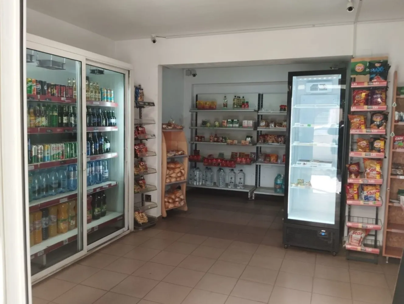 Grand Arena - Bberceni - Proprietar, vand spatiu comercial in zona Grand Arena - Berceni, in suprafata totala de 165 mp, magazin 53 mp terasa 112 mp . Spatiul este racordat la utilitati: gaze, curent electric, apa/canal, cablu TV, etc.