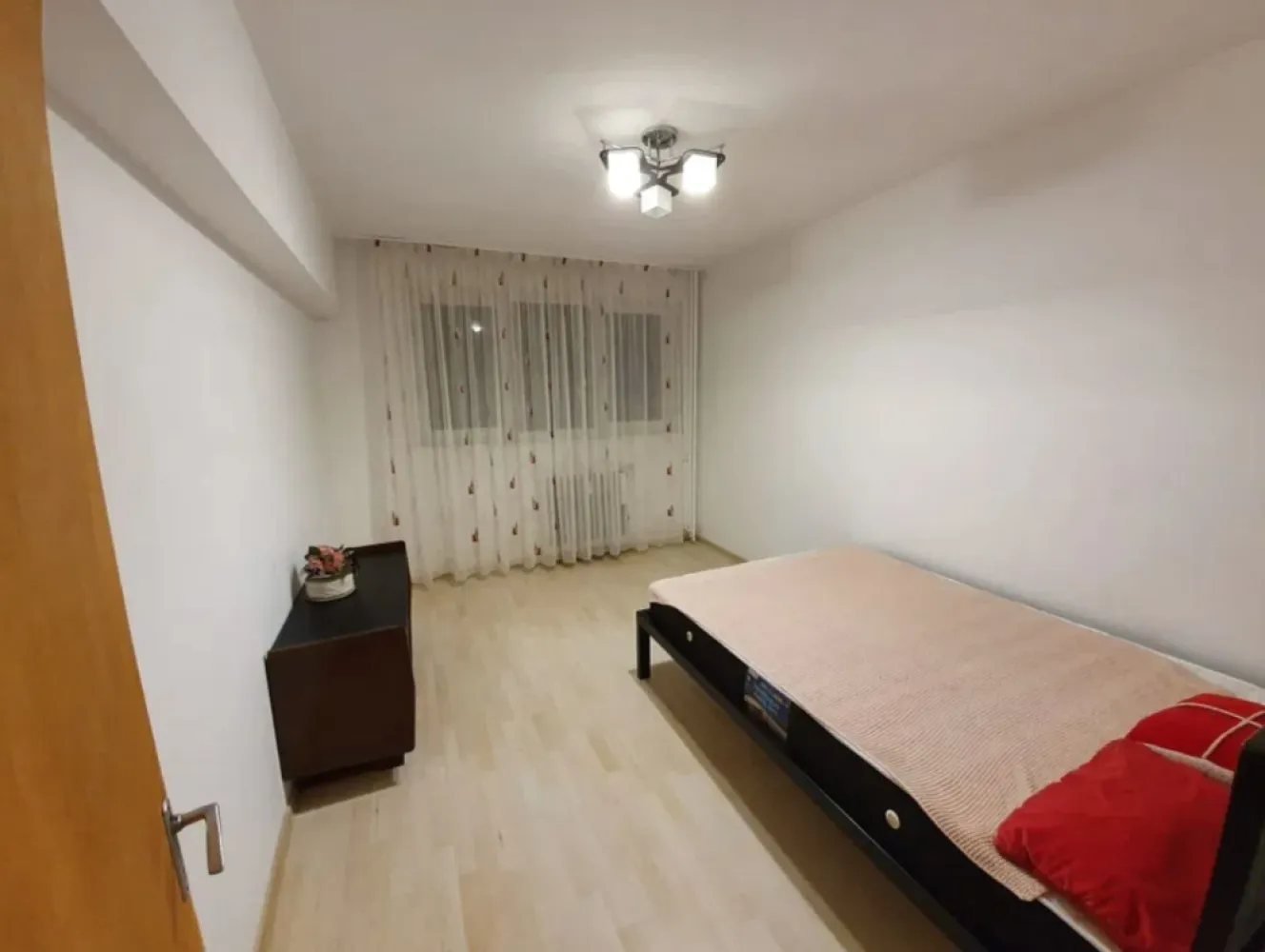 Ap. 2 cam. 65 mp de inchiriat, Et. 8 Dristor 1 min.-metrou - Agentia Europa doreste sa va puna la dispozitie un superb apartament de 2 camere cu o suprafata de 65 mp , intr-o constructie de 10 etaje fiind situat la etajul 8 . Apartamentul este decomandat , utilat si mobilat complet , spatios, curat, avand ca dotari si dresing, masina de spalat ,frigider, aer conditionat . Scară supravegheata video, Bloc contorizat cu contoare inteligente. Acces facil atat la toate mijloacele de transport cat si la Mall Vitan, Mall Park-Lake, farmacia Tei, Dristor Kebab. Va asteptam la vizionari .