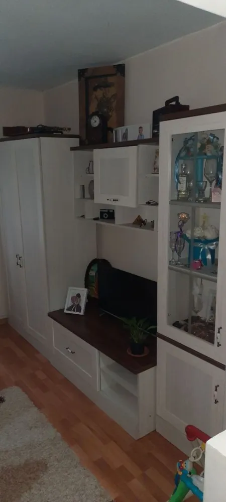 Apartament 3 camere gata finisat/mobilat! - Apartament compus din 3 camere situat pe strada Postavaru, zona Carpați ( 2 dormitoare si un living ) , baie, bucatarie, balcon ingradit, gradina , loc de parcare rezervat . Finisat în totalitate! Conducte noi! Instalații electrice schimbate! În totalitate finisat în 2022! De la A la Z finisat si schimbat Se vinde cu mobila de bucatarie, hota ! Piatră decorativă în camera mare si pe hol Dormitoarele mobilate Oglindă cu dulap pe hol și cuier nou făcut special! Microcentrala! Geamuri termopane noi cu jaluzele si plasă de insecte Balcon de 3mp cu incalzire, geam termopan Debara nou! În apropierea blocului: școală, grădiniță, supermarket, restaurant, stație bus/taxi, centru de permanenta / laborator de analize medicale,etc Merită văzut!