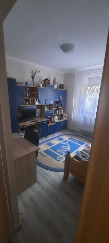 Apartament 3 camere gata finisat/mobilat! - Apartament compus din 3 camere situat pe strada Postavaru, zona Carpați ( 2 dormitoare si un living ) , baie, bucatarie, balcon ingradit, gradina , loc de parcare rezervat . Finisat în totalitate! Conducte noi! Instalații electrice schimbate! În totalitate finisat în 2022! De la A la Z finisat si schimbat Se vinde cu mobila de bucatarie, hota ! Piatră decorativă în camera mare si pe hol Dormitoarele mobilate Oglindă cu dulap pe hol și cuier nou făcut special! Microcentrala! Geamuri termopane noi cu jaluzele si plasă de insecte Balcon de 3mp cu incalzire, geam termopan Debara nou! În apropierea blocului: școală, grădiniță, supermarket, restaurant, stație bus/taxi, centru de permanenta / laborator de analize medicale,etc Merită văzut!