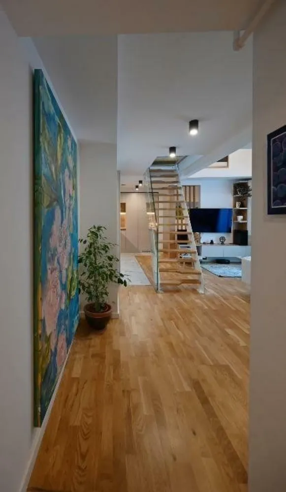 Direct Proprietar | Loft 2 nivele zona Tineretului/Unirii - Persoana privata vand apartament pe 2 nivele in zona Piata Budapesta, la 14 minute de mers pe jos fata de unirii si 8 fata de parcul Tineretului. Suprafata: 83 de mp +5mp debaraua (88 mp utili) + 6mp terasa (utili). total 94mp. Finisaje: parchet triplu stratificat, gresie Marazzi Italia, acces cu liftul(exista restrictie pe lift), 2 aere condiţionate, apartament stil loft cu spaţiu liber peste living - aprox 5mp înălţimea liberă. Apartamentul este dotat cu sistem de ventilaţie cu recuperare de căldură centralizat marca Zehnder (lider de piaţă). sistemul acoperă tot apartamentul. In fiecare camera exista cel putin o gura de ventilatie care aduce aport de aer proaspat de afara. Aerul inainte de a fi bagat in camere este filtrat si adus la temperatura interiora. Eficienta deosebita in timpul iernii. Finisajele sunt de cea mai buna calitate au fost alese impreuna cu arhitectul care s a ocupat de intreaga proiectare a apartamentului. Apartamentul nu a fost facut pentru vanzare de aici si calitatea inalta a finisajelor. Centrala terminca pe gaze - foarte economic pe timp de iarna - aprox 150 de lei/luna. Compartimentare parter: hol acces (lift si usa intrare), baie, living cu bucătărie, zona dinning plus birou. Compartimentare etaj: 1 dormitor închis şi unul deschis peste living şi bucătărie, o baie mică şi debara. Apartamentul este complet mobilat si utilat. Toate electrocasnicele sunt in garantie. Se ofera garantie 6 luni pentru finisaje din partea dezvoltatorului. Clasa energetica A+++ , daca se cumpara prin credit se obtine discount de la banca 1 punct procentual. blocul este pe strada cuza voda nr 96 foarte aproape de parcul Tineretului, este bloc de tip boutique recent finalizat.