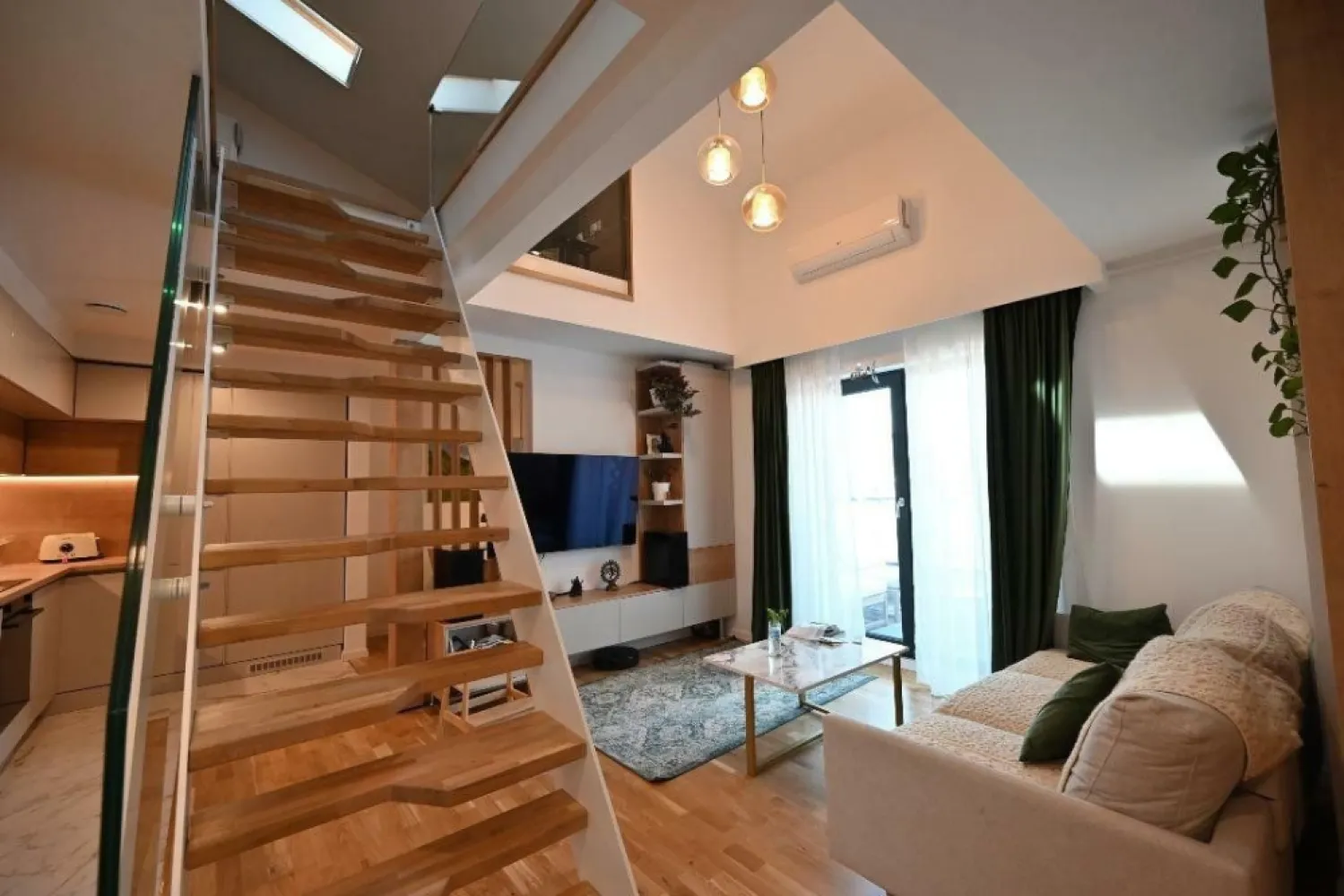 Direct Proprietar | Loft 2 nivele zona Tineretului/Unirii - Persoana privata vand apartament pe 2 nivele in zona Piata Budapesta, la 14 minute de mers pe jos fata de unirii si 8 fata de parcul Tineretului. Suprafata: 83 de mp +5mp debaraua (88 mp utili) + 6mp terasa (utili). total 94mp. Finisaje: parchet triplu stratificat, gresie Marazzi Italia, acces cu liftul(exista restrictie pe lift), 2 aere condiţionate, apartament stil loft cu spaţiu liber peste living - aprox 5mp înălţimea liberă. Apartamentul este dotat cu sistem de ventilaţie cu recuperare de căldură centralizat marca Zehnder (lider de piaţă). sistemul acoperă tot apartamentul. In fiecare camera exista cel putin o gura de ventilatie care aduce aport de aer proaspat de afara. Aerul inainte de a fi bagat in camere este filtrat si adus la temperatura interiora. Eficienta deosebita in timpul iernii. Finisajele sunt de cea mai buna calitate au fost alese impreuna cu arhitectul care s a ocupat de intreaga proiectare a apartamentului. Apartamentul nu a fost facut pentru vanzare de aici si calitatea inalta a finisajelor. Centrala terminca pe gaze - foarte economic pe timp de iarna - aprox 150 de lei/luna. Compartimentare parter: hol acces (lift si usa intrare), baie, living cu bucătărie, zona dinning plus birou. Compartimentare etaj: 1 dormitor închis şi unul deschis peste living şi bucătărie, o baie mică şi debara. Apartamentul este complet mobilat si utilat. Toate electrocasnicele sunt in garantie. Se ofera garantie 6 luni pentru finisaje din partea dezvoltatorului. Clasa energetica A+++ , daca se cumpara prin credit se obtine discount de la banca 1 punct procentual. blocul este pe strada cuza voda nr 96 foarte aproape de parcul Tineretului, este bloc de tip boutique recent finalizat.