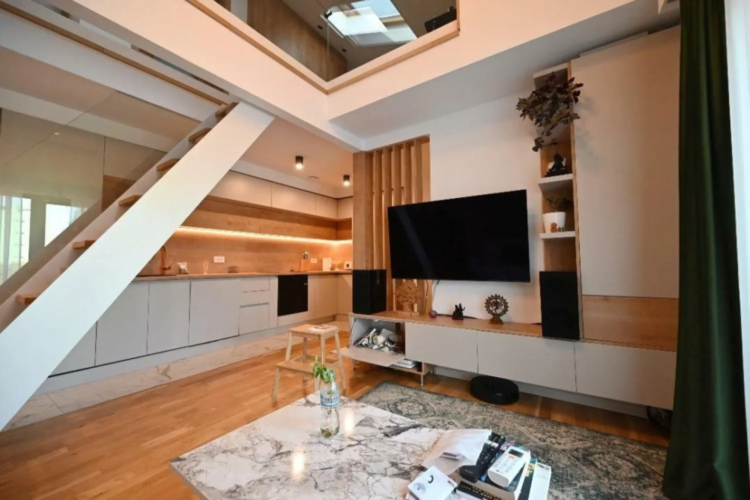 Direct Proprietar | Loft 2 nivele zona Tineretului/Unirii - Persoana privata vand apartament pe 2 nivele in zona Piata Budapesta, la 14 minute de mers pe jos fata de unirii si 8 fata de parcul Tineretului. Suprafata: 83 de mp +5mp debaraua (88 mp utili) + 6mp terasa (utili). total 94mp. Finisaje: parchet triplu stratificat, gresie Marazzi Italia, acces cu liftul(exista restrictie pe lift), 2 aere condiţionate, apartament stil loft cu spaţiu liber peste living - aprox 5mp înălţimea liberă. Apartamentul este dotat cu sistem de ventilaţie cu recuperare de căldură centralizat marca Zehnder (lider de piaţă). sistemul acoperă tot apartamentul. In fiecare camera exista cel putin o gura de ventilatie care aduce aport de aer proaspat de afara. Aerul inainte de a fi bagat in camere este filtrat si adus la temperatura interiora. Eficienta deosebita in timpul iernii. Finisajele sunt de cea mai buna calitate au fost alese impreuna cu arhitectul care s a ocupat de intreaga proiectare a apartamentului. Apartamentul nu a fost facut pentru vanzare de aici si calitatea inalta a finisajelor. Centrala terminca pe gaze - foarte economic pe timp de iarna - aprox 150 de lei/luna. Compartimentare parter: hol acces (lift si usa intrare), baie, living cu bucătărie, zona dinning plus birou. Compartimentare etaj: 1 dormitor închis şi unul deschis peste living şi bucătărie, o baie mică şi debara. Apartamentul este complet mobilat si utilat. Toate electrocasnicele sunt in garantie. Se ofera garantie 6 luni pentru finisaje din partea dezvoltatorului. Clasa energetica A+++ , daca se cumpara prin credit se obtine discount de la banca 1 punct procentual. blocul este pe strada cuza voda nr 96 foarte aproape de parcul Tineretului, este bloc de tip boutique recent finalizat.