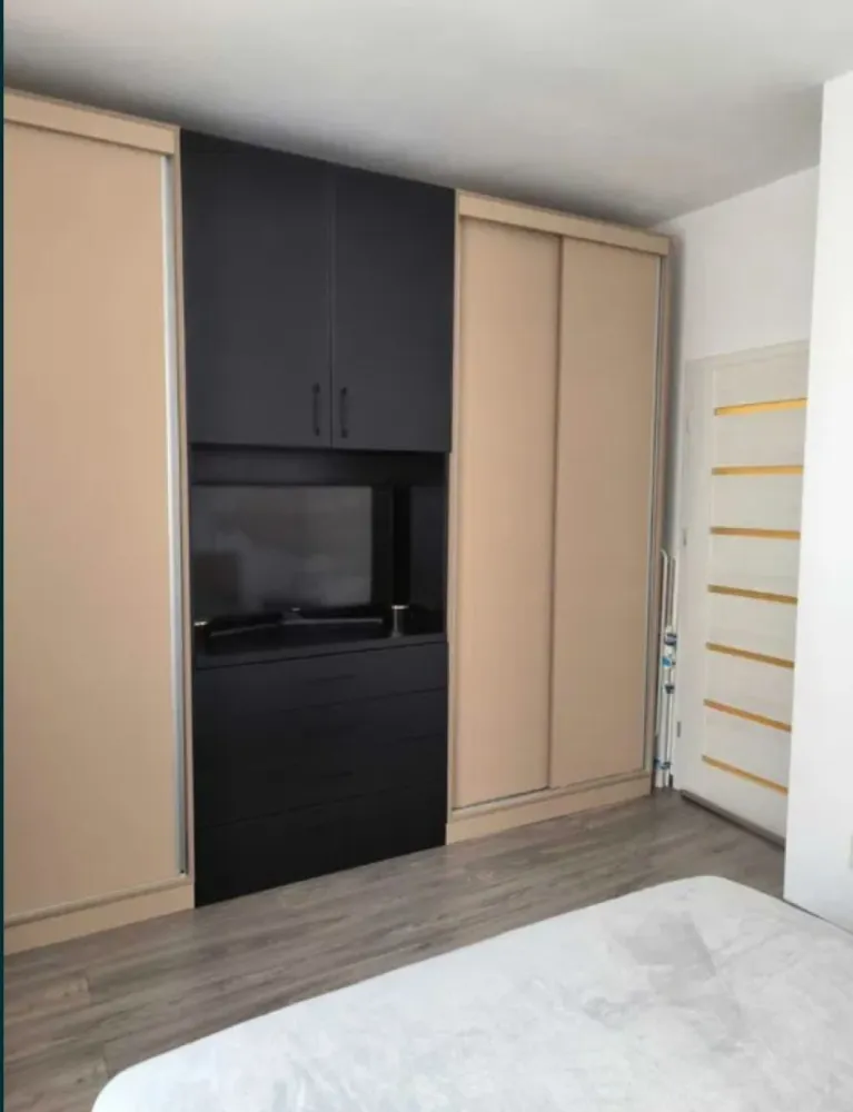 Ap. 2 cam. 59 mp de inchiriat Bloc nou Popesti La strada - Agentia Europa inchiriaza un apartament 2 camere cu o suprafata de 59 mp situat în Popești Leordeni, lângă Complex "La Strada", la maxim 10 minute de mers pe jos până la metrou Dimitrie Leonida. Apartamentul are 59 mp și este complet mobilat și utilat. Are aer condiționat și centrală proprie. Loc de joaca pentru copii în complex, la care accesul se face cu cartelă, doar de către locuitorii din complex. Camere de supraveghere în jurul blocului iar accesul în complex se face pe bază de cartelă-barieră. Se solicită o luna avans și una garanție. Se închiriaza doar pe termen lung.
