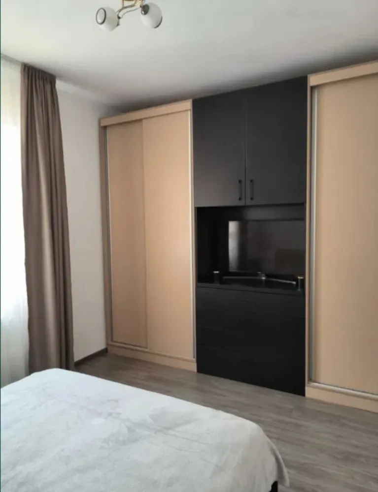 Ap. 2 cam. 59 mp de inchiriat Bloc nou Popesti La strada - Agentia Europa inchiriaza un apartament 2 camere cu o suprafata de 59 mp situat în Popești Leordeni, lângă Complex "La Strada", la maxim 10 minute de mers pe jos până la metrou Dimitrie Leonida. Apartamentul are 59 mp și este complet mobilat și utilat. Are aer condiționat și centrală proprie. Loc de joaca pentru copii în complex, la care accesul se face cu cartelă, doar de către locuitorii din complex. Camere de supraveghere în jurul blocului iar accesul în complex se face pe bază de cartelă-barieră. Se solicită o luna avans și una garanție. Se închiriaza doar pe termen lung.