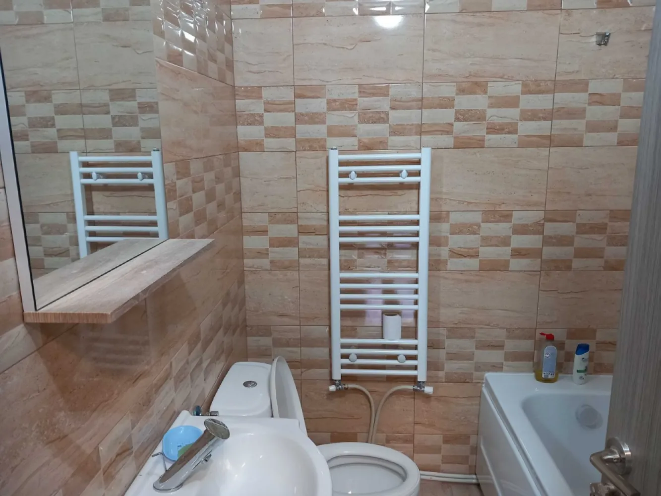 vand casa in cartierul titulescu - vand casa in cartierul titulescu zona buna si linistita ,finisata,avand suprafata de 145 mp,are teren de 600 mp Merita vazuta Mai multe detalii la telefon 07******09