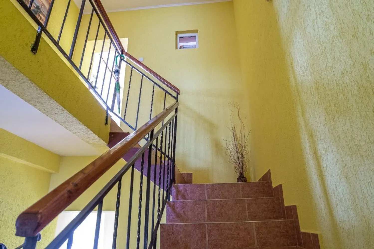 De vânzare casă cu etaj - De vânzare casă cu trei nivele,din 1980, modernizată. Este compus din cinci camere,trei băi trei bucătării, mobilat ,gaz, apă ,canalizare, două centrale termice, beci cu două compartimente, curte, grădina, parcare în fața casei pentru două- trei mașini, garaj, două balcoane pe front , două terase înspre curte.Este într-o zonă liniștită în zona Titulescu, ideal pentru două falmilii plus birouri. Preț 155 000 euro NEGOCIABIL Tel. 07******38 sau 07******04