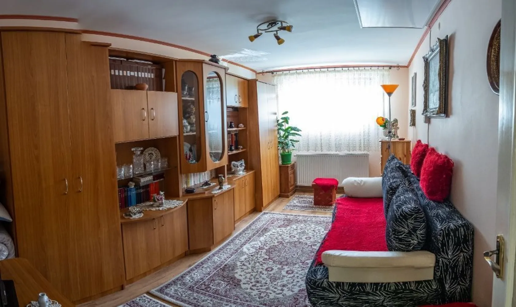 De vânzare casă cu etaj - De vânzare casă cu trei nivele,din 1980, modernizată. Este compus din cinci camere,trei băi trei bucătării, mobilat ,gaz, apă ,canalizare, două centrale termice, beci cu două compartimente, curte, grădina, parcare în fața casei pentru două- trei mașini, garaj, două balcoane pe front , două terase înspre curte.Este într-o zonă liniștită în zona Titulescu, ideal pentru două falmilii plus birouri. Preț 155 000 euro NEGOCIABIL Tel. 07******38 sau 07******04