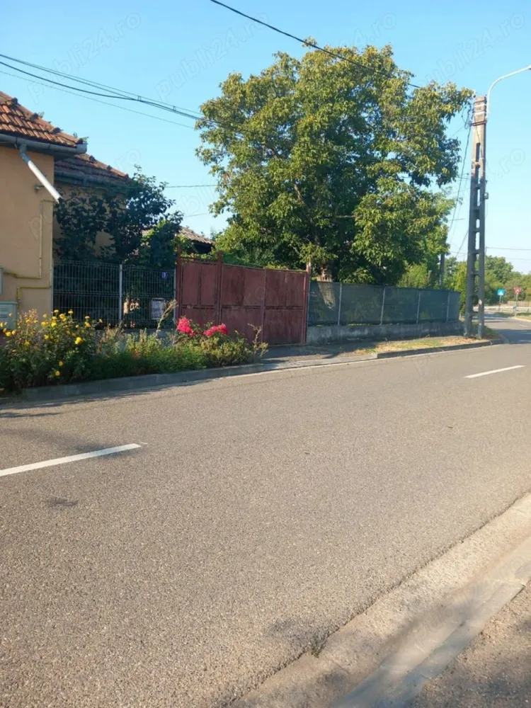 Casă + teren de vânzare - Casă de vânzare cu Su de 52,79 mp si Sc. de 71,60 mp + teren aferent de 197,5 mp având curte comuna cu vecinul situată în Satu Mare, str. Crivățul, nr. 5, jud. Satu Mare. Casă a fost construită în 1965 este izolată si racordată la toate utilitățile, compusă din 2 camere, hol+baie, geamuri și ușă termopan se află într-o zona liniștită! Pe teren se află construită o anexă (gen bucatarie de vară) cu posibilitatea de a mai construi încă o casă și a reparcela terenul. Prețul este negociabil!