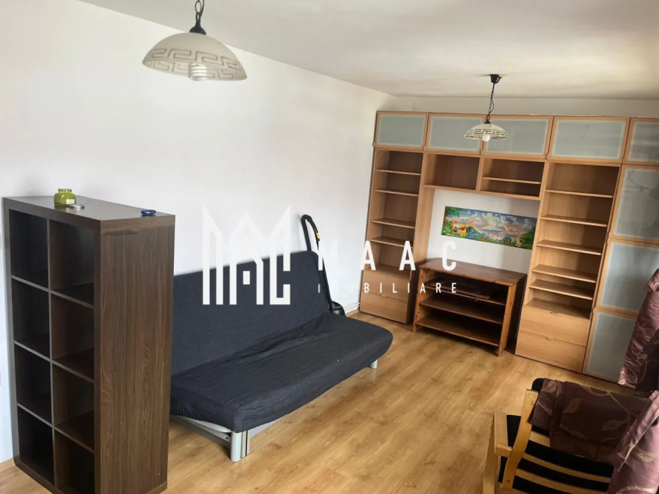 Apartament 3 camere | 86 MPU | Balcon | 2 Bai | Valea Aurie - MAAC Imobiliare va prezinta o mansardă spațioasă – 3 camere, 86 mp utili, complet mobilată și utilată, situată într-un bloc solid, cu mansarda construită în 2008. Compartimentare: Living generos și luminos Două dormitoare, dintre care unul spațios, cu loc pentru două paturi duble și zonă de birou Două băi (una cu cadă, una cu duș) Balcon cu vedere deschisă Dotări: centrală termică proprie, aer condiționat, mobilier modern, electrocasnice funcționale. Mansarda este complet intabulată și poate fi achiziționată și prin credit. Pentru mai multe detalii precizati telefonic ca ati vazut anuntul cu ID: CP2774952 }}