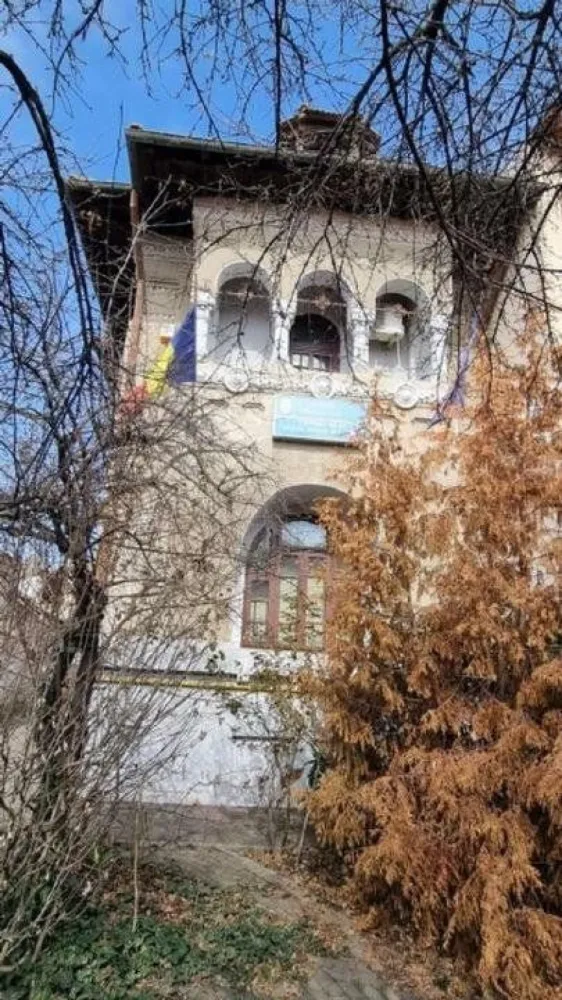 Casa De Vanzare Str Tepes Voda - Casa de Vanzare in Bucuresti, sector 2, Str Tepes nr 7, langa Str Traian. Casa are urmatorele caracteristici prinicipale: - Subsol: suprafata contstruita ~68 mp - Parter: suprafata construita ~ 140 mp - Etaj: suprafata construita ~ 140 mp - Mansarda si pod: ~22 mp Cu teren si gradina de 365 mp Adresa este str Tepes Voda nr. 7