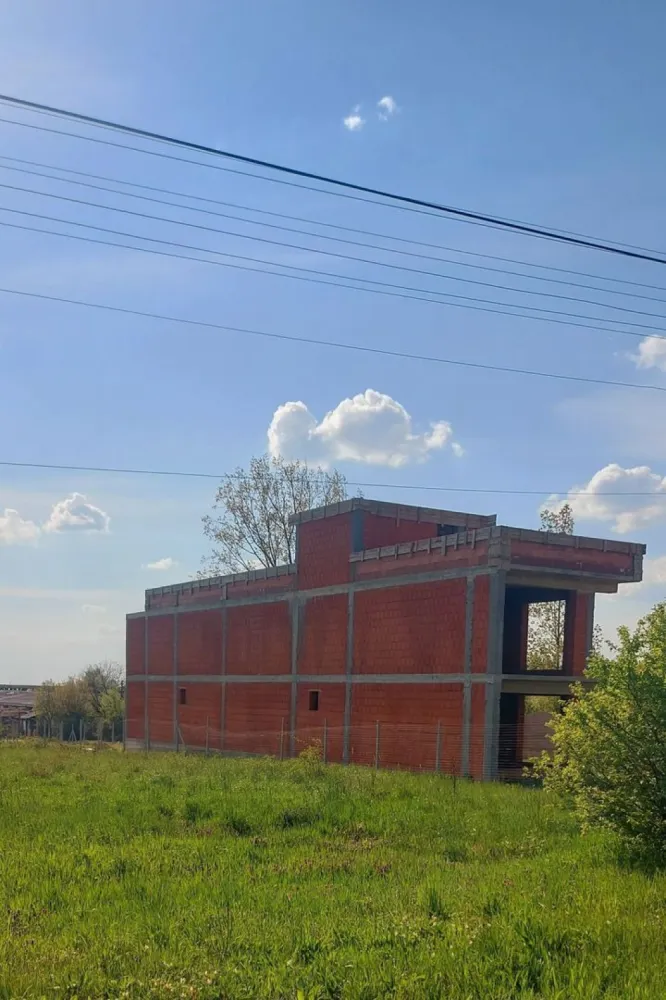Vând casă în roșu la Viile Satu Mare - Va oferim spre vânzare o casă în roșu în Viile Satu Mare . Acest imobil are acces din doua strazi. Este situată în prima parte a comunei la drumul principal iar pe partea dreaptă exista un drum secundar de unde se poate face intrarea în curte cu autoturismul. Având o suprafață destul de mare de 300 mp si o amplasare foarte bună ofera diverse posibilități. Poate fi facuta usor ca duplex, sediu firma, clinică, spațiu comercial, birouri etc cu o curte generoasa pentru locuri de parcare sau spatii verzi pentru relaxare.... Pretul de vanzare este atractiv si pentr investitorii fiind un pret foarte accesibil si cu ușurință poate aduce profit. Prețul de vânzare este de 75.000 euro usor negociabil. Info la tel 07******72