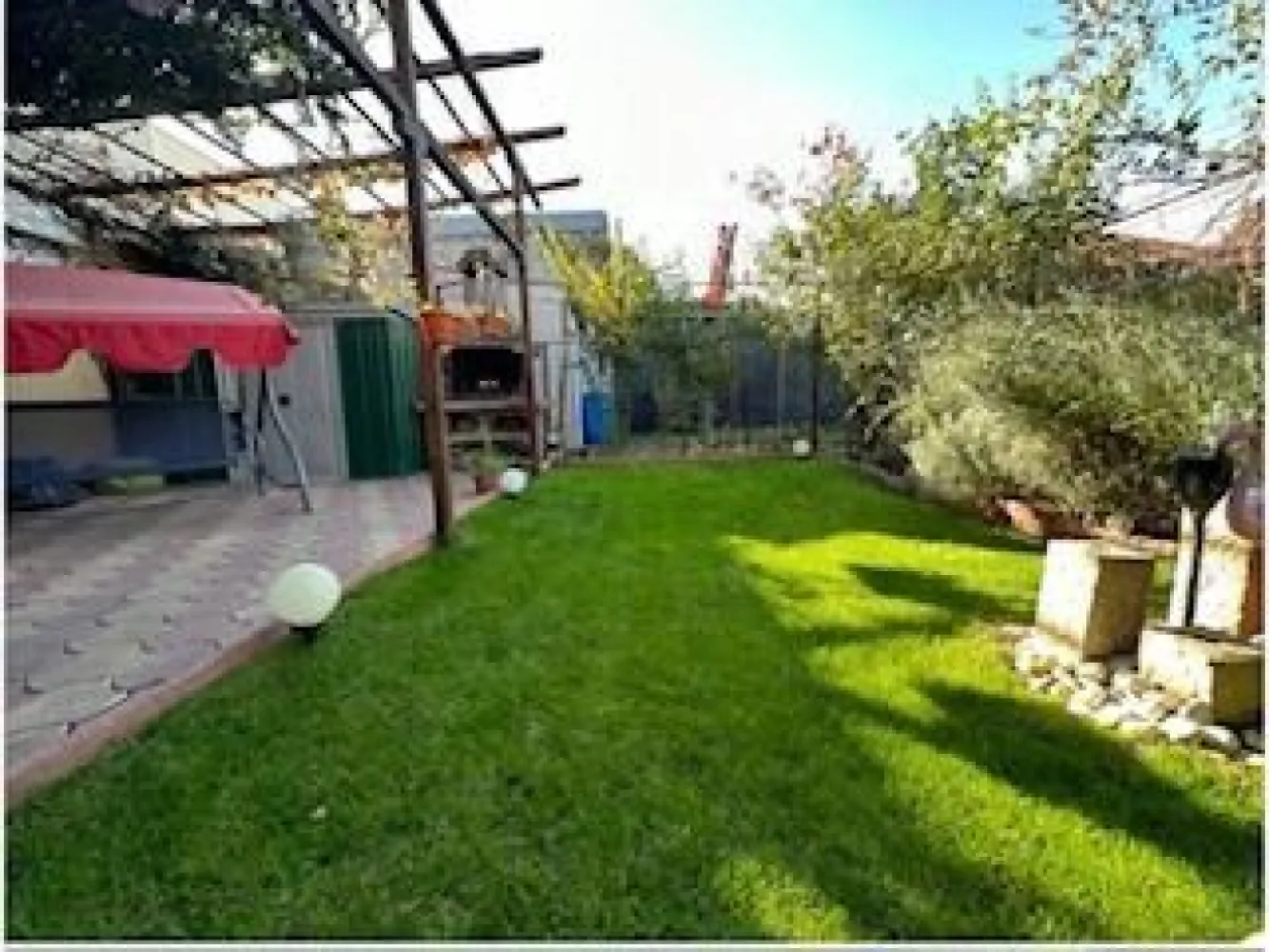 Ag BRASADAS vinde casa 3 cam curte superba Vatra luminoasa. - Agenția BRASADAS vinde casa in Vatra Luminoasa cu 3 camere, amprenta de 76mp si suprafata utila de 54mp. Dispune de o curte mare, superb amenajata cu o suprafață de 115 mp. Casa este compusă din două dormitoare, living, bucătărie închisă și un grup sanitar. Imobilul se vinde complet utilat și mobilat.