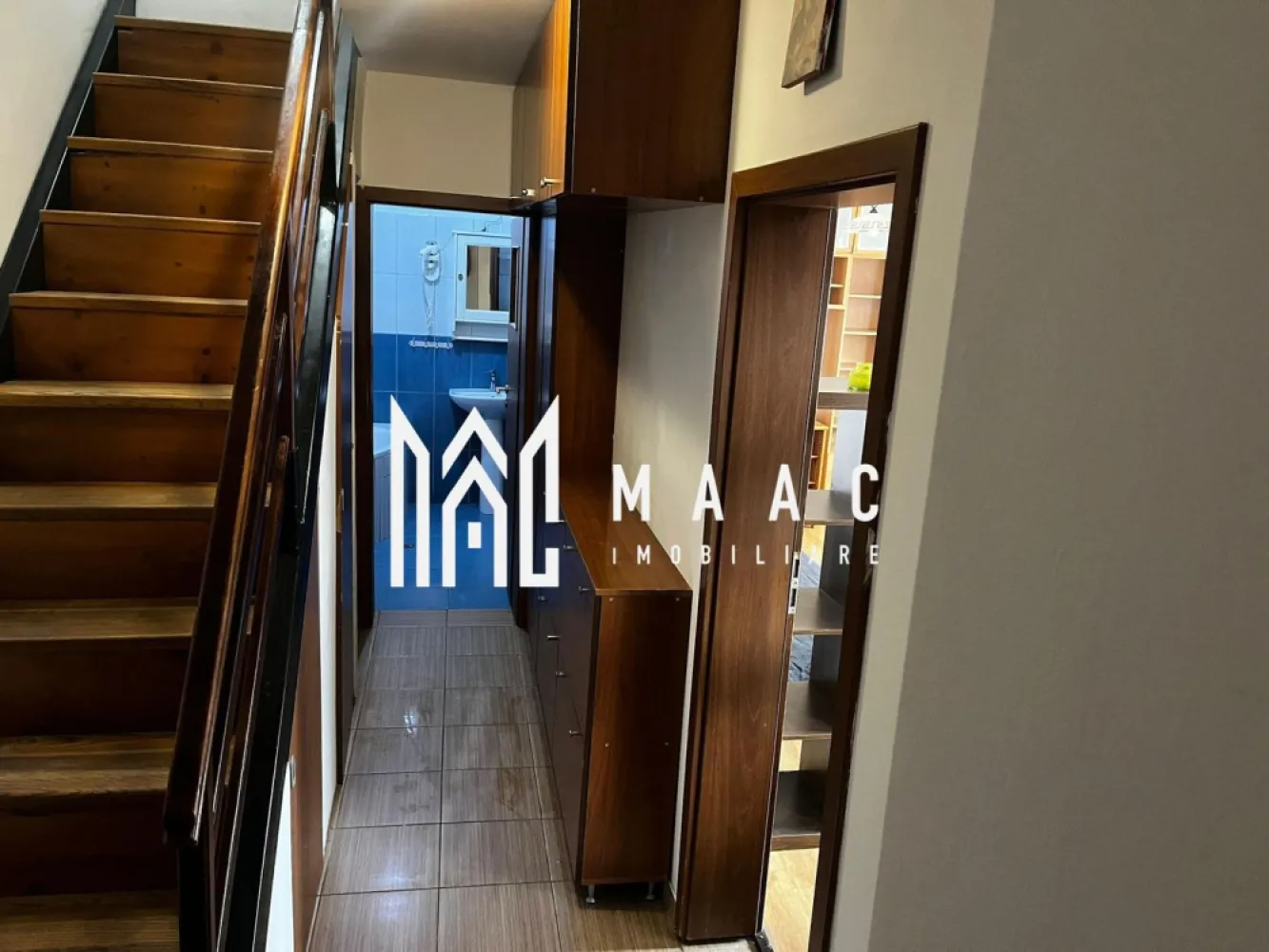 Apartament 3 camere | 86 MPU | Balcon | 2 Bai | Valea Aurie - MAAC Imobiliare va prezinta o mansardă spațioasă – 3 camere, 86 mp utili, complet mobilată și utilată, situată într-un bloc solid, cu mansarda construită în 2008. Compartimentare: Living generos și luminos Două dormitoare, dintre care unul spațios, cu loc pentru două paturi duble și zonă de birou Două băi (una cu cadă, una cu duș) Balcon cu vedere deschisă Dotări: centrală termică proprie, aer condiționat, mobilier modern, electrocasnice funcționale. Mansarda este complet intabulată și poate fi achiziționată și prin credit. Pentru mai multe detalii precizati telefonic ca ati vazut anuntul cu ID: CP2774952 }}