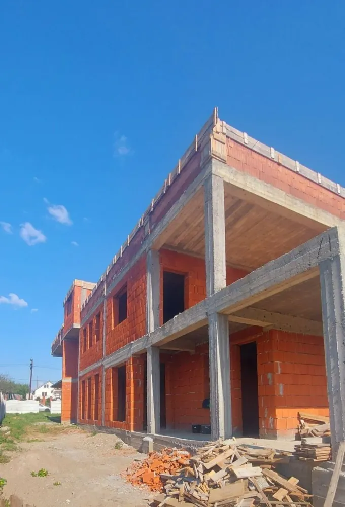 Vând casă în roșu la Viile Satu Mare