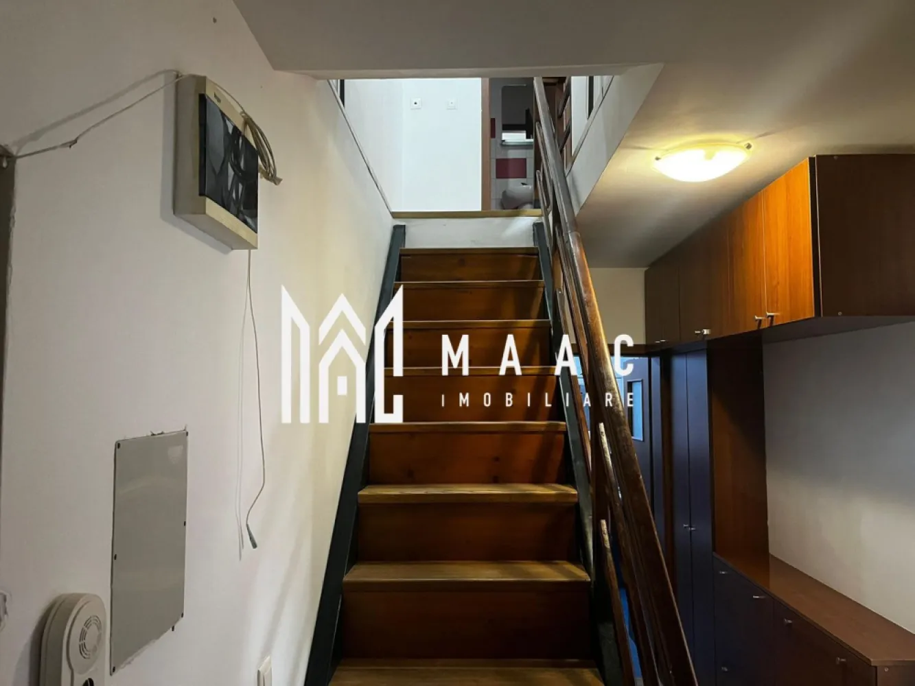 Apartament 3 camere | 86 MPU | Balcon | 2 Bai | Valea Aurie - MAAC Imobiliare va prezinta o mansardă spațioasă – 3 camere, 86 mp utili, complet mobilată și utilată, situată într-un bloc solid, cu mansarda construită în 2008. Compartimentare: Living generos și luminos Două dormitoare, dintre care unul spațios, cu loc pentru două paturi duble și zonă de birou Două băi (una cu cadă, una cu duș) Balcon cu vedere deschisă Dotări: centrală termică proprie, aer condiționat, mobilier modern, electrocasnice funcționale. Mansarda este complet intabulată și poate fi achiziționată și prin credit. Pentru mai multe detalii precizati telefonic ca ati vazut anuntul cu ID: CP2774952 }}