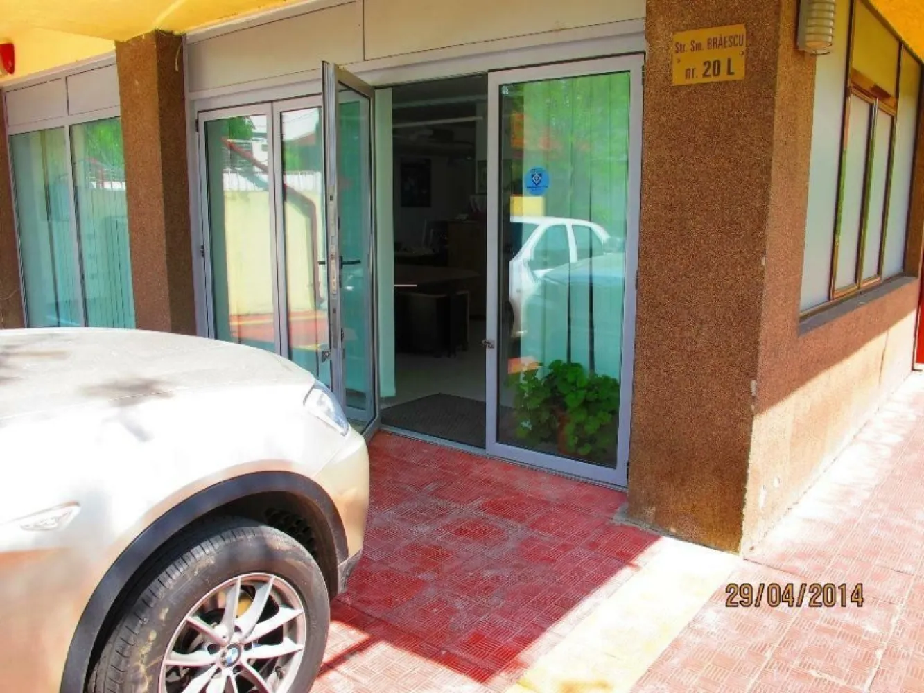 OCAZIE Spatiu Comercial Herastrau/Aviatiei - OCAZIE Se vinde spatiu comercial în zona Herastrau, bloc nou an 2006, suprafață imensa - 188mp utili. Avem 139mp parter si 49mp subsol, centrala proprie pe gaz, retea climatizare, contract de inchiriere existent pana in 2028. Pret 395000EUR