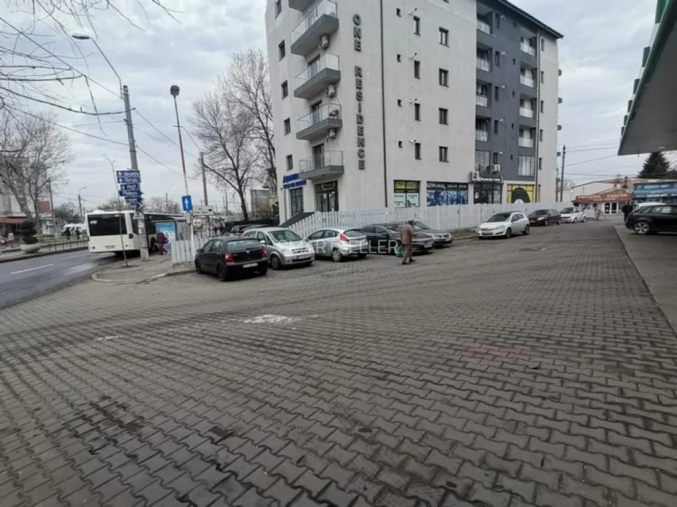 Bucuresti - Spatiu comercial foarte mare(124mp), vitrina, bloc nou din 2019, intersectie Rahova cu Alexandriei, stare excelenta, disponibil imediat. Preț ușor negociabil. Alternativ ofer spre închiriere cu 2600e/luna ușor negociabil.