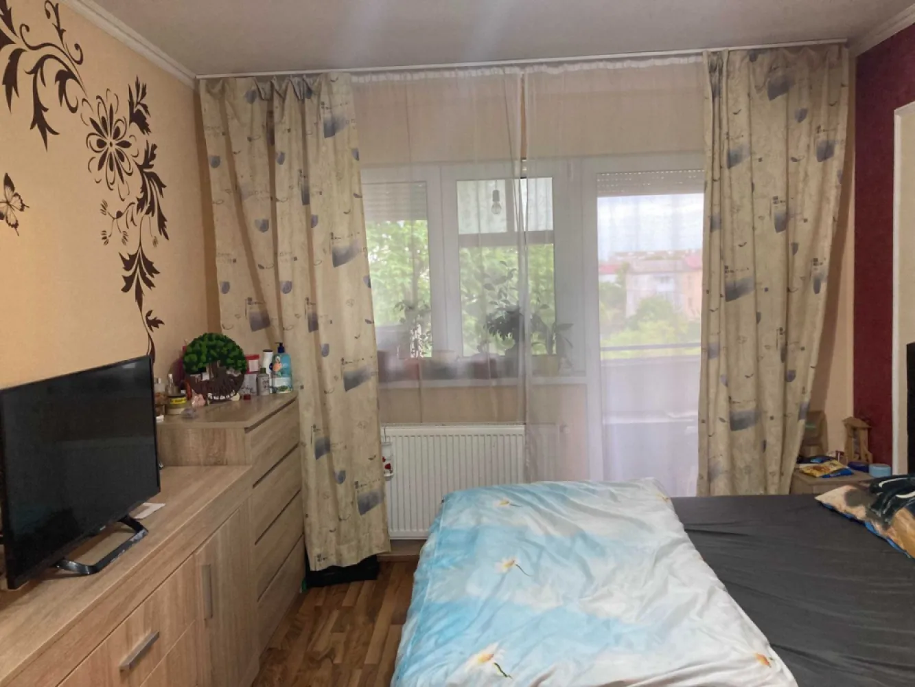 Apartament 3 camere - Vand apartament cu 3 camere, semidecomandat, pe strada Arinului colt cu Careiului, etajul 4, cu acoperis, din caramida. Apartamentul a fost renovat complet : instalatia electrica schimbata, geamuri termopane, centrala termica, aer conditionat. Balcon, beci privat de 6mp cu curent gresie rafturi, uscatorie comuna pentru depozitare. Este situat intr-o zona linistita cu o priveliste minunata. Este complet mobilat si utilat gata sa te primeasca. In apropiere este Auchan, KFC, benzinărie, spital, piata, statie de bus in fata scarii, scoala. Cine este interesat il rog sa ma contacteze la nr. de tel. 07******79 sau 07******63.