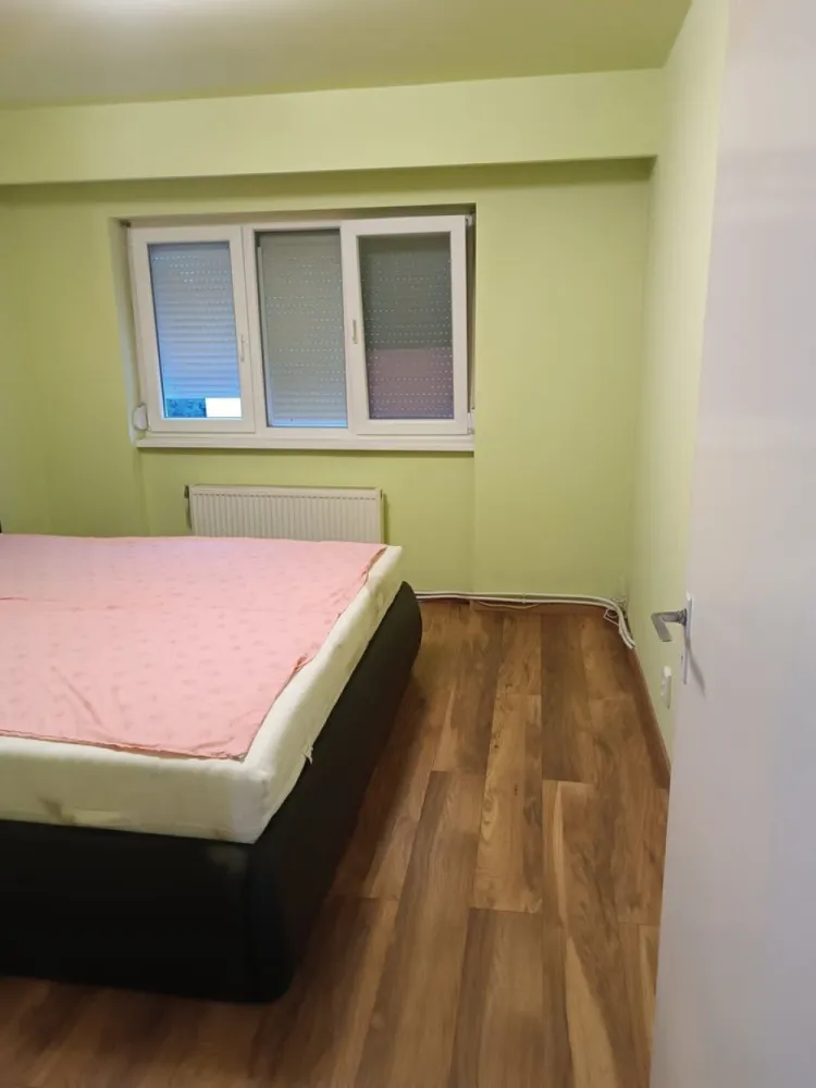 Apartament 3 camere, Aleea Ipotesti, Solidaritatii - Agentia Imobiliara BRASADAS vinde apartament cu 3 camere etaj 3/4, bloc din caramida, suprafata utila 66m2, impreuna cu Garaj (cu C.F) situat in Cartierul Solidaritatii. Apartamentul dispune de 3 camere decomandate, baie, bucătărie, balcon închis cu geamuri termopan. Se vinde cu electrocasnice si mobilierul din poze. Include beci. Se vinde doar impreuna cu garajul din fata blocului Incalzire centrala termică gaz. Aer conditionat mini split. Www.brasadas.com.