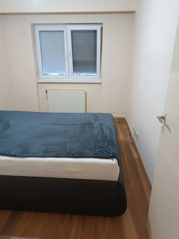 Apartament 3 camere, Aleea Ipotesti, Solidaritatii - Agentia Imobiliara BRASADAS vinde apartament cu 3 camere etaj 3/4, bloc din caramida, suprafata utila 66m2, impreuna cu Garaj (cu C.F) situat in Cartierul Solidaritatii. Apartamentul dispune de 3 camere decomandate, baie, bucătărie, balcon închis cu geamuri termopan. Se vinde cu electrocasnice si mobilierul din poze. Include beci. Se vinde doar impreuna cu garajul din fata blocului Incalzire centrala termică gaz. Aer conditionat mini split. Www.brasadas.com.