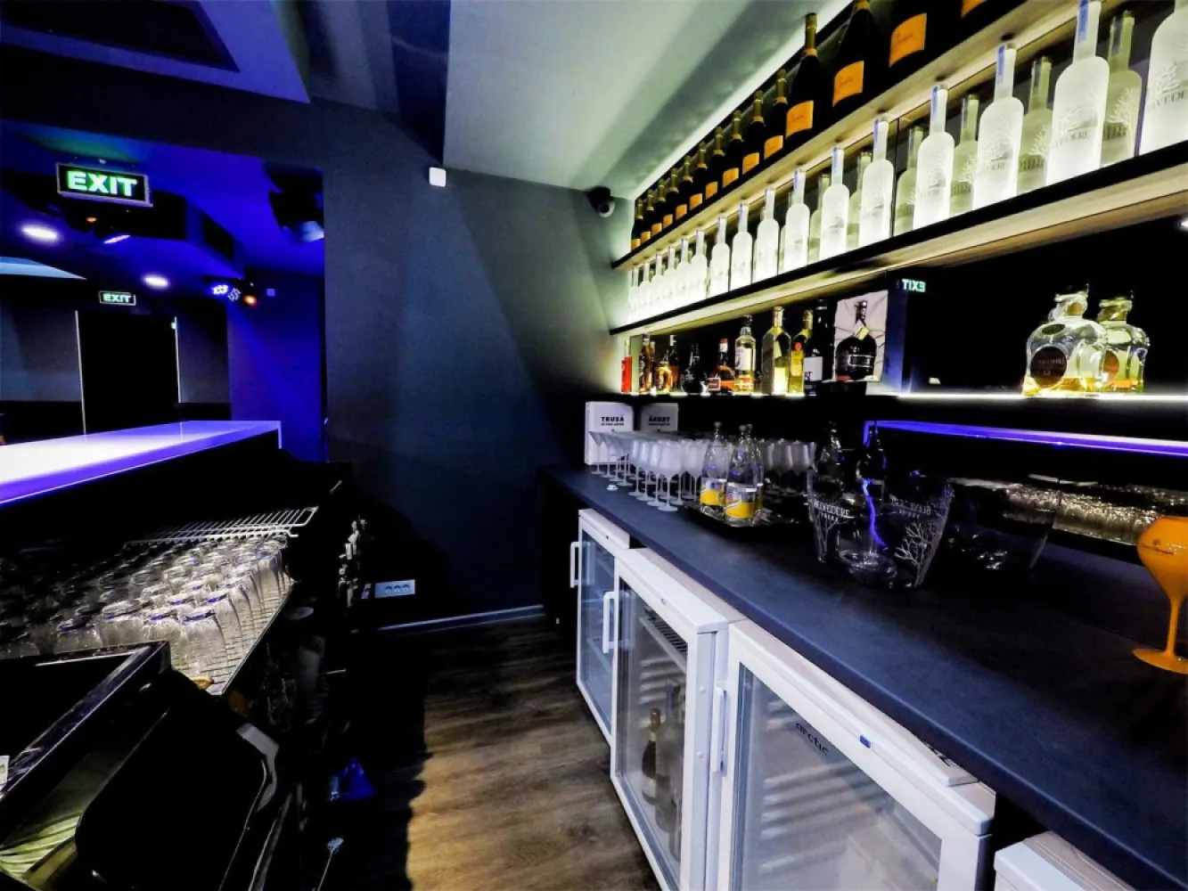 Vanzare Spatiu ULTRACENTRAL (Beauty Salon, Magazin, Birouri, etc) - Aflat chiar în centrul Bucureştiului, pe Calea Victoriei, în imediata apropiere a Ateneului Român, vis-a-vis de Hotel Radisson şi lângă Hotelul Hilton, spaţiul este locaţia ideală pentru a deveni aproape orice tip de afacere fie că vorbim de salon de înfrumuseţare, coafură, cosmetică, masaj sau orice tip de beauty salon sau SPA sau clinică sau orice tip de magazin, boutique, reprezentanţă de brand sau chiar şi minimarket sau casino / sala de jocuri sau spaţiu de birouri sau studio foto / video sau cabinet medical / veterinar, farmacie sau cafenea sau restaurant (etc, etc). Posibilităţile de utilizare şi transformare sunt multiple. Spaţiul este complet utilat si reamenajat recent, are toate actele la zi asa ca se poate vorbi de o afacere la cheie. Sala principală are o suprafaţă de 179m2, 3 separeuri şi o scenă / display / spatiu de prezentare de 3 x 2 metri. Dotări şi facilitate actuale: # sistem audio ambiental BOSE pentru întreaga locaţie # sistem de lumini ambiental cu reglaje de intensitate pe zone # surse de curent atât 220V cât şi 380V # sistem de încălzire şi răcire climatronic # sistem de ventilaţie cu extracţie sau aport de aer # Toalete individuale dotate complet # două baruri dotate complet cu acces la apa curentă, frigidere şi ladă frigorifică, espressor profesional, spaţiu depozitare marfă; # scenă completă / spatiu de prezentare / display cu sistem de lumini Martin Lights cu tot cu controller # Wi-Fi Pentru mai multe oferte accesați www.ageuropa.ro.