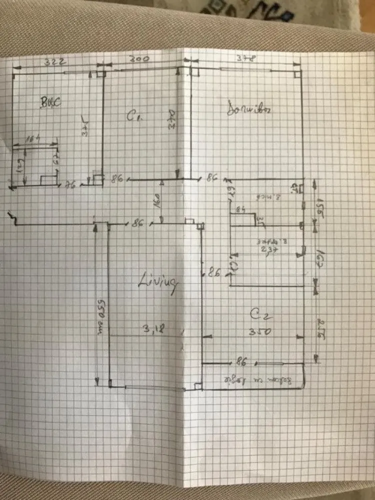 Apartament 4 camere mobilat Soarelui - Apartament 4 camere total decomandat . 112 mp , doua bai ambele cu geam , centrala termica proprie , gresie si faianta in bai si bucatarie , parchet din lemn masiv in camere si hol . Bucatarie complet utilata cu plita si cuptor electric in stare perfecta de functionare . Masina de spalat in stare perfecta in baia de serviciu . Centrala termica are verificarea tehnica la zi ( valabila pana in iulie 2026 . Geamuri termopan , balcon inchis cu termopan . Usa de inalta siguranta la intrare . La subsolul blocului beci uscat inchis , echipat cu rafturi . Blocul , in reabilitare termica cu fonduri europene , fara costuri din partea proprietarilor . Apartamentul mobilat in proportie de 80 % .