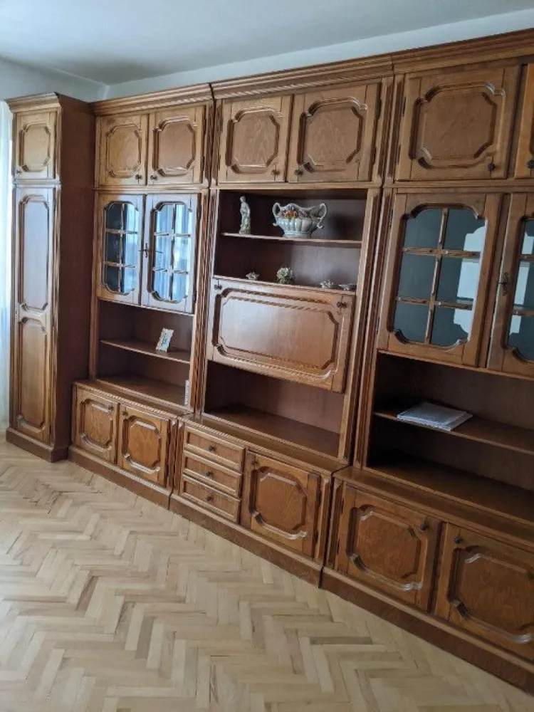 Apartament 4 camere mobilat Soarelui - Apartament 4 camere total decomandat . 112 mp , doua bai ambele cu geam , centrala termica proprie , gresie si faianta in bai si bucatarie , parchet din lemn masiv in camere si hol . Bucatarie complet utilata cu plita si cuptor electric in stare perfecta de functionare . Masina de spalat in stare perfecta in baia de serviciu . Centrala termica are verificarea tehnica la zi ( valabila pana in iulie 2026 . Geamuri termopan , balcon inchis cu termopan . Usa de inalta siguranta la intrare . La subsolul blocului beci uscat inchis , echipat cu rafturi . Blocul , in reabilitare termica cu fonduri europene , fara costuri din partea proprietarilor . Apartamentul mobilat in proportie de 80 % .