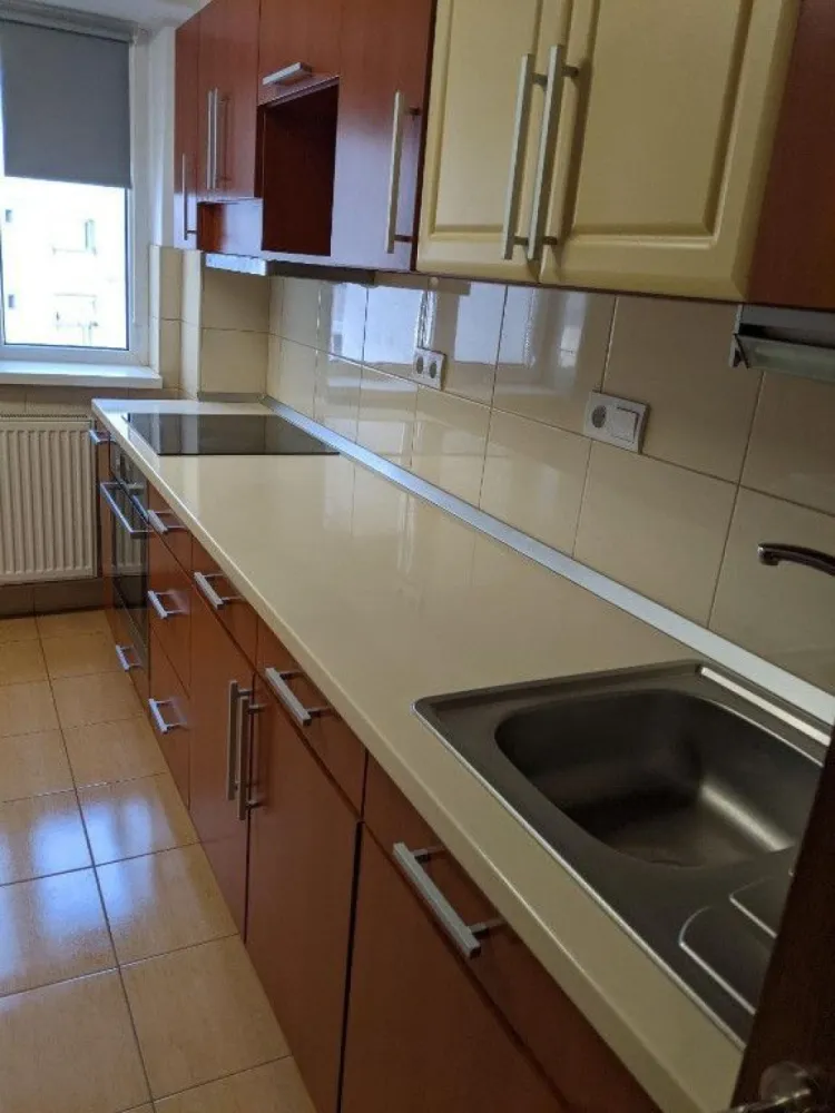Apartament 4 camere mobilat Soarelui - Apartament 4 camere total decomandat . 112 mp , doua bai ambele cu geam , centrala termica proprie , gresie si faianta in bai si bucatarie , parchet din lemn masiv in camere si hol . Bucatarie complet utilata cu plita si cuptor electric in stare perfecta de functionare . Masina de spalat in stare perfecta in baia de serviciu . Centrala termica are verificarea tehnica la zi ( valabila pana in iulie 2026 . Geamuri termopan , balcon inchis cu termopan . Usa de inalta siguranta la intrare . La subsolul blocului beci uscat inchis , echipat cu rafturi . Blocul , in reabilitare termica cu fonduri europene , fara costuri din partea proprietarilor . Apartamentul mobilat in proportie de 80 % .