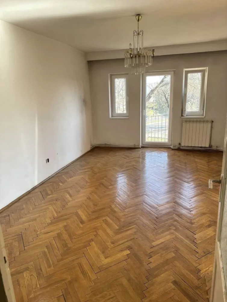 Apartament 5 camere - Agentia Imobiliara BRASADAS vinde apartament cu 5 camere decomandate, situat la etajul 1/4 in bloc de caramida langa Liceul Economic. Apartamentul are 3 balcoane, 3 debarale, 2 grupuri sanitare. Aproape de Liceul Economic si Kaufland 2. Semicentral, 7 min pana in Centru Vechi. Www.brasadas.com.