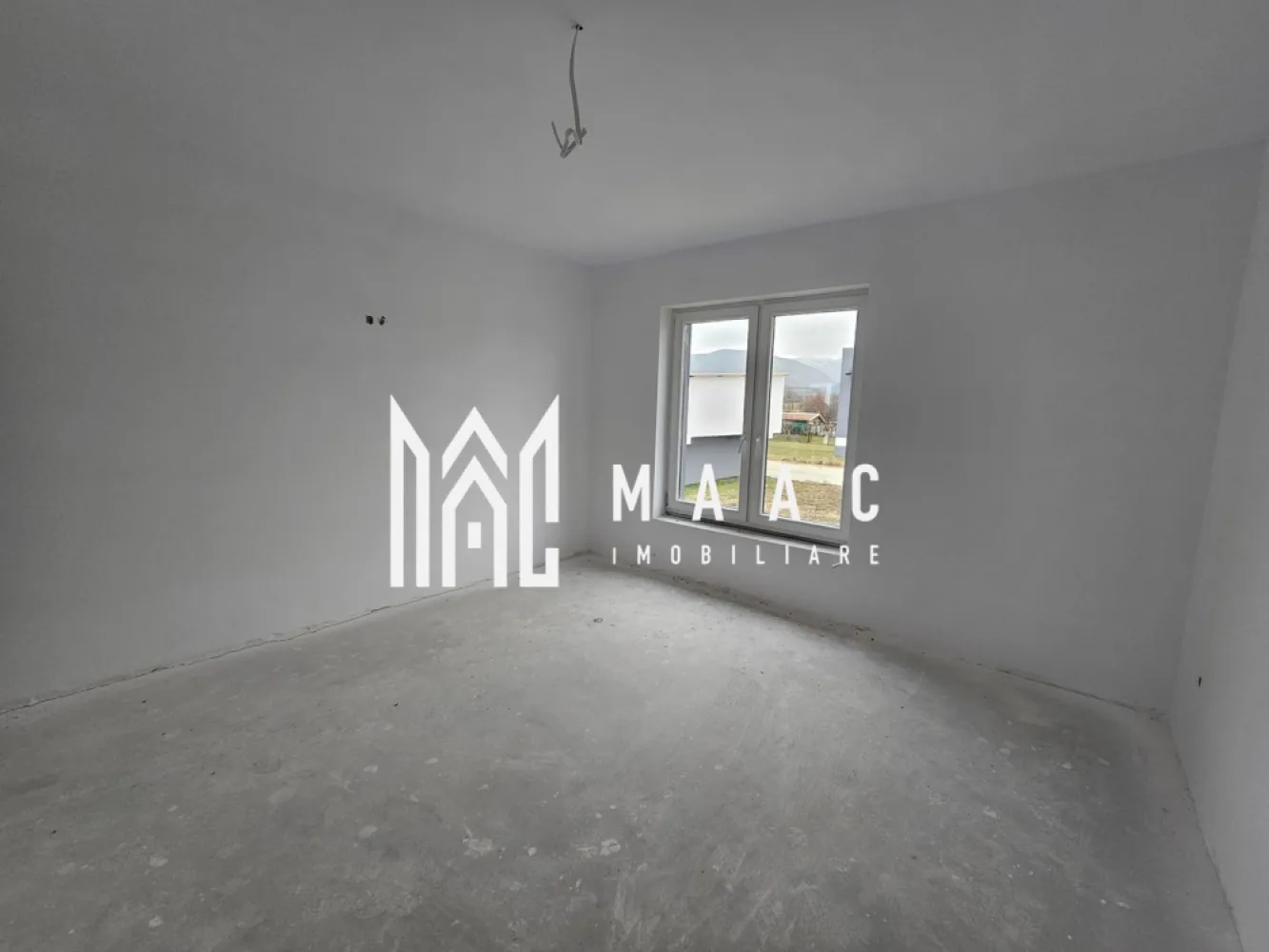 Casa Tip Duplex | 110MPU | 264MP Teren | La Alb - MAAC Imobiliare va propune spre vanzare o locuință tip duplex cu predare La Alb . Această proprietate este amplasată într-o linistita, aproape de toate facilitățile urbane, dar oferind în același timp liniștea specifică unei zone rezidențiale de calitate. Descriere proprietate Suprafață utilă: 110. mp Suprafață construită: 168 mp Teren total: 264 mp, cu o amprentă la sol de 70 mp Compartimentare inteligentă Parter: Bucătărie spațioasă, ideală pentru gătit și socializare Hol de acces Baie spatioasa Living generos, cu lumină naturală din abundență și acces direct în grădina proprie Etaj: 3 dormitoare confortabile, unul dintre ele cu ieșire pe balcon Baie spatioasa Hol de acces Dressing dedicat pentru organizarea eficientă a garderobei Avantaje și detalii constructive: Stadiu de predare: Alb avansat Anul construcției: 2024 Grădină privată: Perfectă pentru relaxare, petreceri în aer liber sau momente de liniște alături de familie Balcon: Ideal pentru savurarea cafelei de dimineață sau momentele de relaxare Localizare: In apropierea Padurii Dumbrava, parcuri și zone de agrement. Această casă tip duplex este soluția ideală pentru cei care își doresc o locuință modernă, spațioasă, amplasată într-o locație foarte buna. Contactați echipa MAAC Imobiliare pentru programarea unei vizionări sau pentru mai multe informații precizati ca ati vazut anuntul cu ID: CP2773987 }}