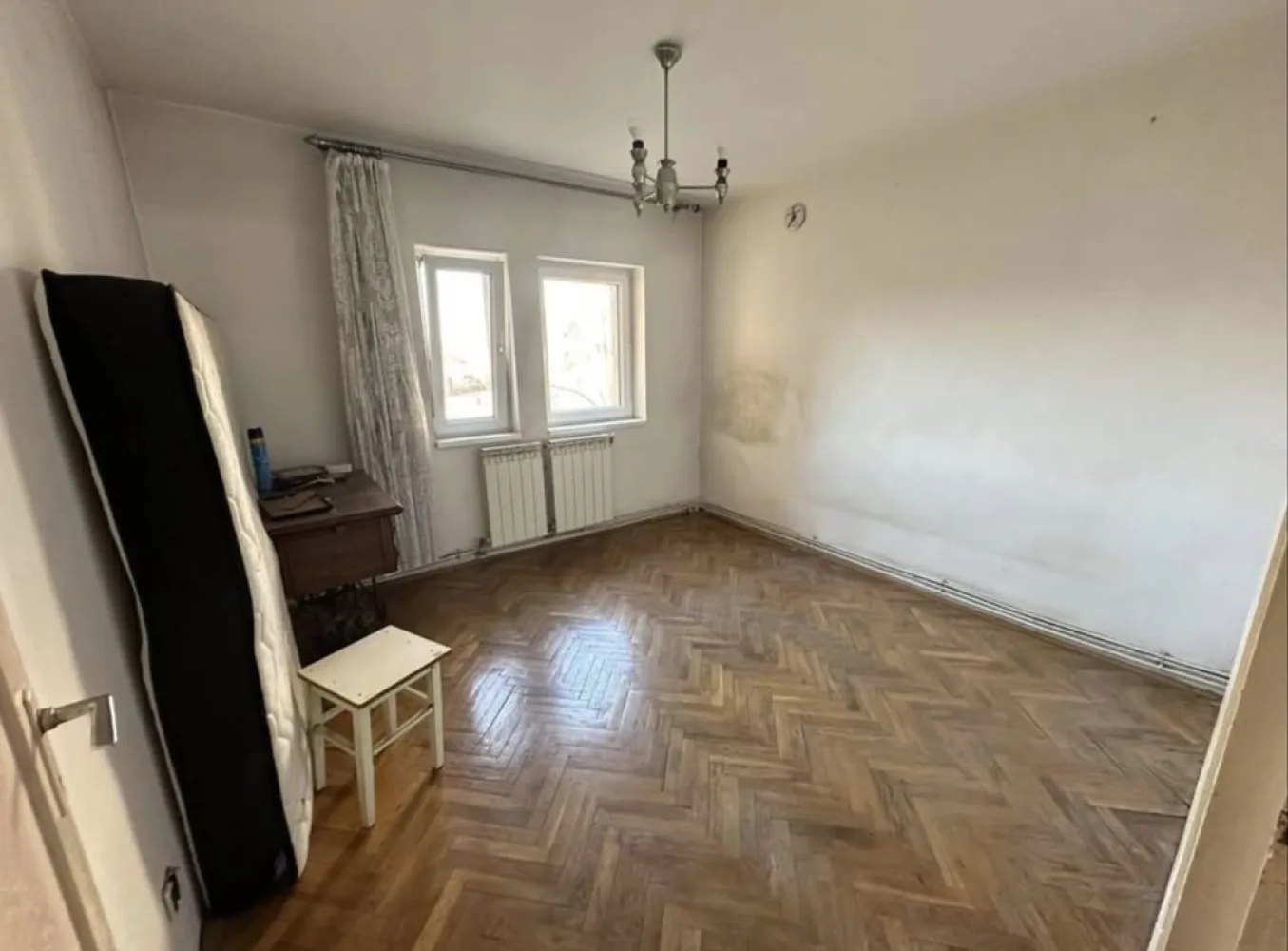 Apartament 5 camere - Agentia Imobiliara BRASADAS vinde apartament cu 5 camere decomandate, situat la etajul 1/4 in bloc de caramida langa Liceul Economic. Apartamentul are 3 balcoane, 3 debarale, 2 grupuri sanitare. Aproape de Liceul Economic si Kaufland 2. Semicentral, 7 min pana in Centru Vechi. Www.brasadas.com.