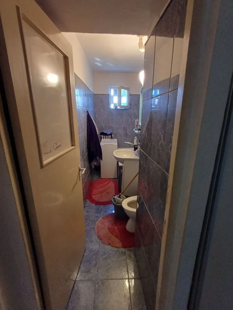 BRASADAS vinde ap 3 cam etaj 3/4 14 Mai. - Apartament cu 3 camere, semidecomandat, etajul 3 din 4 situat in 14 Mai. Izolație exterioară, geamuri termopan, balcon închis cu termopan, centrala termica, usa intrare metalică. Apartamentul este momentan locuit de chiriași. In funcție de standarde poate necesita renovări. Www.brasadas.com.