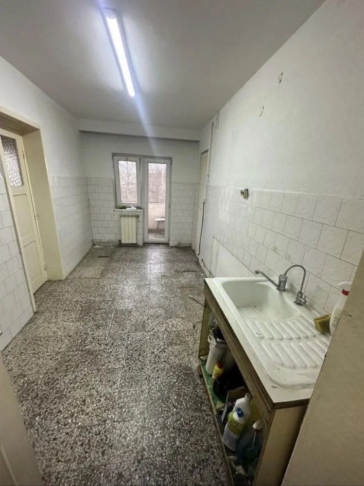 Apartament 5 camere - Agentia Imobiliara BRASADAS vinde apartament cu 5 camere decomandate, situat la etajul 1/4 in bloc de caramida langa Liceul Economic. Apartamentul are 3 balcoane, 3 debarale, 2 grupuri sanitare. Aproape de Liceul Economic si Kaufland 2. Semicentral, 7 min pana in Centru Vechi. Www.brasadas.com.