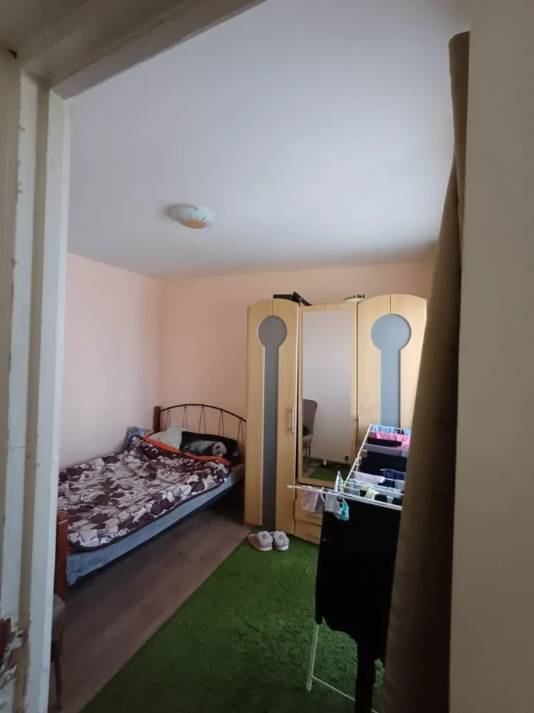BRASADAS vinde ap 3 cam etaj 3/4 14 Mai. - Apartament cu 3 camere, semidecomandat, etajul 3 din 4 situat in 14 Mai. Izolație exterioară, geamuri termopan, balcon închis cu termopan, centrala termica, usa intrare metalică. Apartamentul este momentan locuit de chiriași. In funcție de standarde poate necesita renovări. Www.brasadas.com.