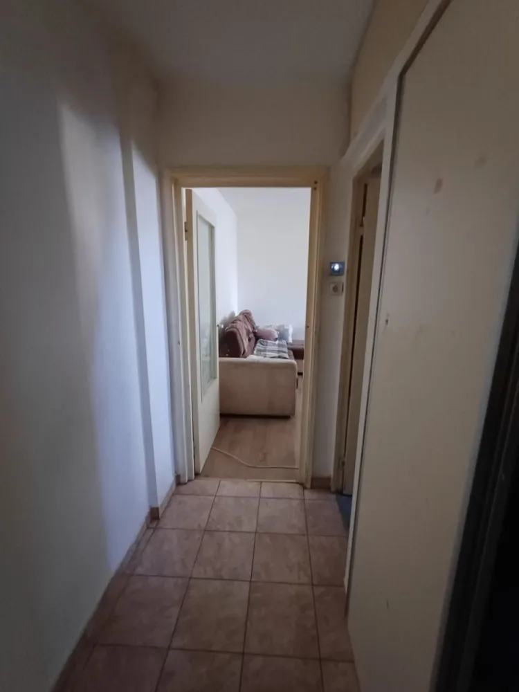 BRASADAS vinde ap 3 cam etaj 3/4 14 Mai. - Apartament cu 3 camere, semidecomandat, etajul 3 din 4 situat in 14 Mai. Izolație exterioară, geamuri termopan, balcon închis cu termopan, centrala termica, usa intrare metalică. Apartamentul este momentan locuit de chiriași. In funcție de standarde poate necesita renovări. Www.brasadas.com.