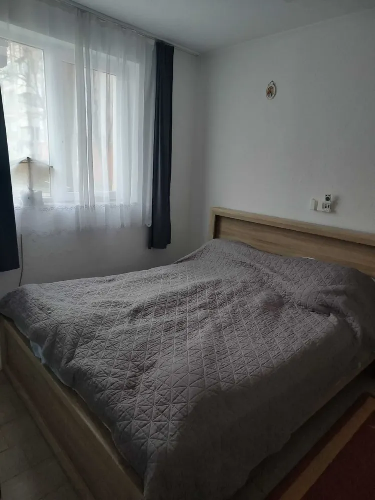 BRASADAS vinde ap 2 cam 31 mp. la PARTER in Micro 14. - Agentia Imobiliara BRASADAS vinde apartament cu 2 camere la PARTER cu intrare separata (se poate folosi ca firma, birou sau locuinta cu proiect, aprobari schita RLV) și are o suprafață utilă de 31 mp. Compartimentarea este nedecomandată, ceea ce oferă un spațiu deschis. Finisajele sunt simple, cu pereți albi și pardoseală din laminate și gresie. Este perfect pentru cei care caută un loc de trai confortabil. Locația este excelentă, aflându-se în apropierea pietei, spitalului, magazine, farmacie. De asemenea, parcările și stațiile de autobuz sunt foarte accesibile, facilitând transportul în oraș. Www.brasadas.com.