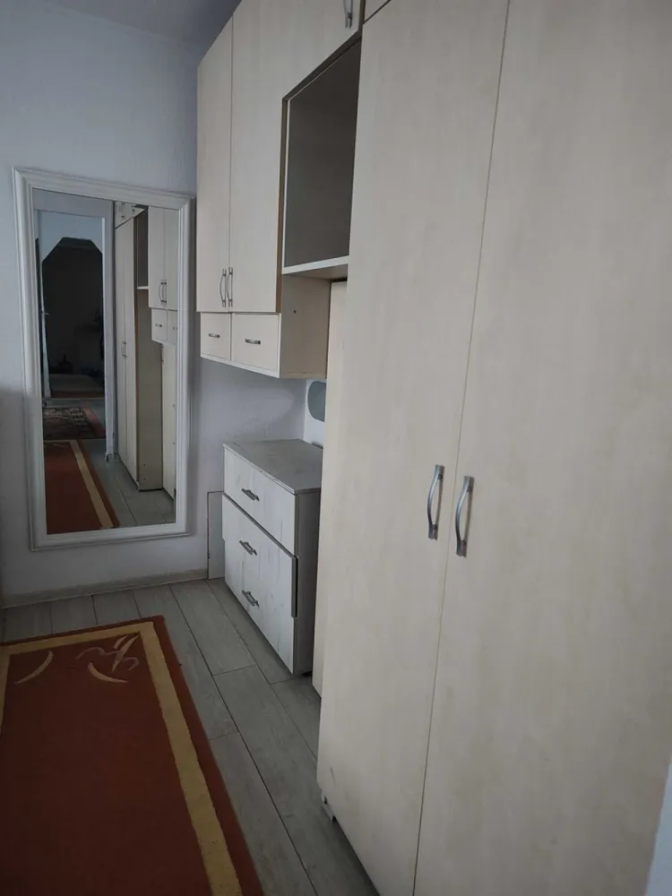 BRASADAS vinde ap 2 cam 31 mp. la PARTER in Micro 14. - Agentia Imobiliara BRASADAS vinde apartament cu 2 camere la PARTER cu intrare separata (se poate folosi ca firma, birou sau locuinta cu proiect, aprobari schita RLV) și are o suprafață utilă de 31 mp. Compartimentarea este nedecomandată, ceea ce oferă un spațiu deschis. Finisajele sunt simple, cu pereți albi și pardoseală din laminate și gresie. Este perfect pentru cei care caută un loc de trai confortabil. Locația este excelentă, aflându-se în apropierea pietei, spitalului, magazine, farmacie. De asemenea, parcările și stațiile de autobuz sunt foarte accesibile, facilitând transportul în oraș. Www.brasadas.com.