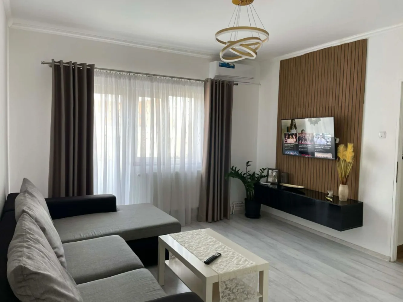 BRASADAS vinde ap 2 cam 51mp etaj 4/4 zona ULTRACENTRALA. - Agentia Imobiliara BRASADAS vinde apartament in zona ULTRACENTRALA cu suprafata de 51.75 mp la etajul 4/4. Apartamentul este împărțit astfel : două camere semidecomandate , balcon (cu vedere spre biserică reformată cu lanțuri) , hol de acces din living spre baie sau dormitor, bucătărie deschisa cu un hol generos. Apartamentul este renovat de la 0 , de aproximativ un an de zile, dotat cu centrala proprie, aer condiționat, mobilat complet cu electrocasnice noi incluse (cu garanție). Blocul prezintă curte interioară cu posibilitatea de a parca. Www.brasadas.com.